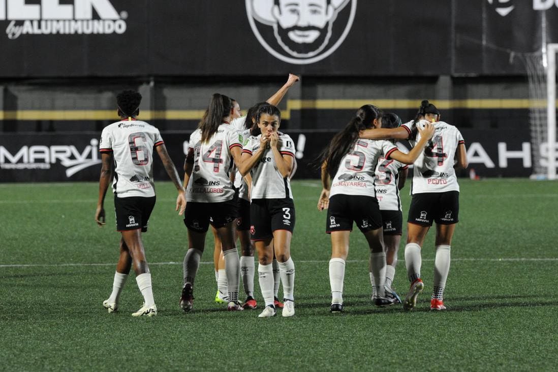Gabriela Guillén besó el escudo de Liga Deportiva Alajuelense al convertir el primer gol de las leonas, en el partido de ida de la final contra Sporting, en el Estadio Ernesto Rohrmoser.
