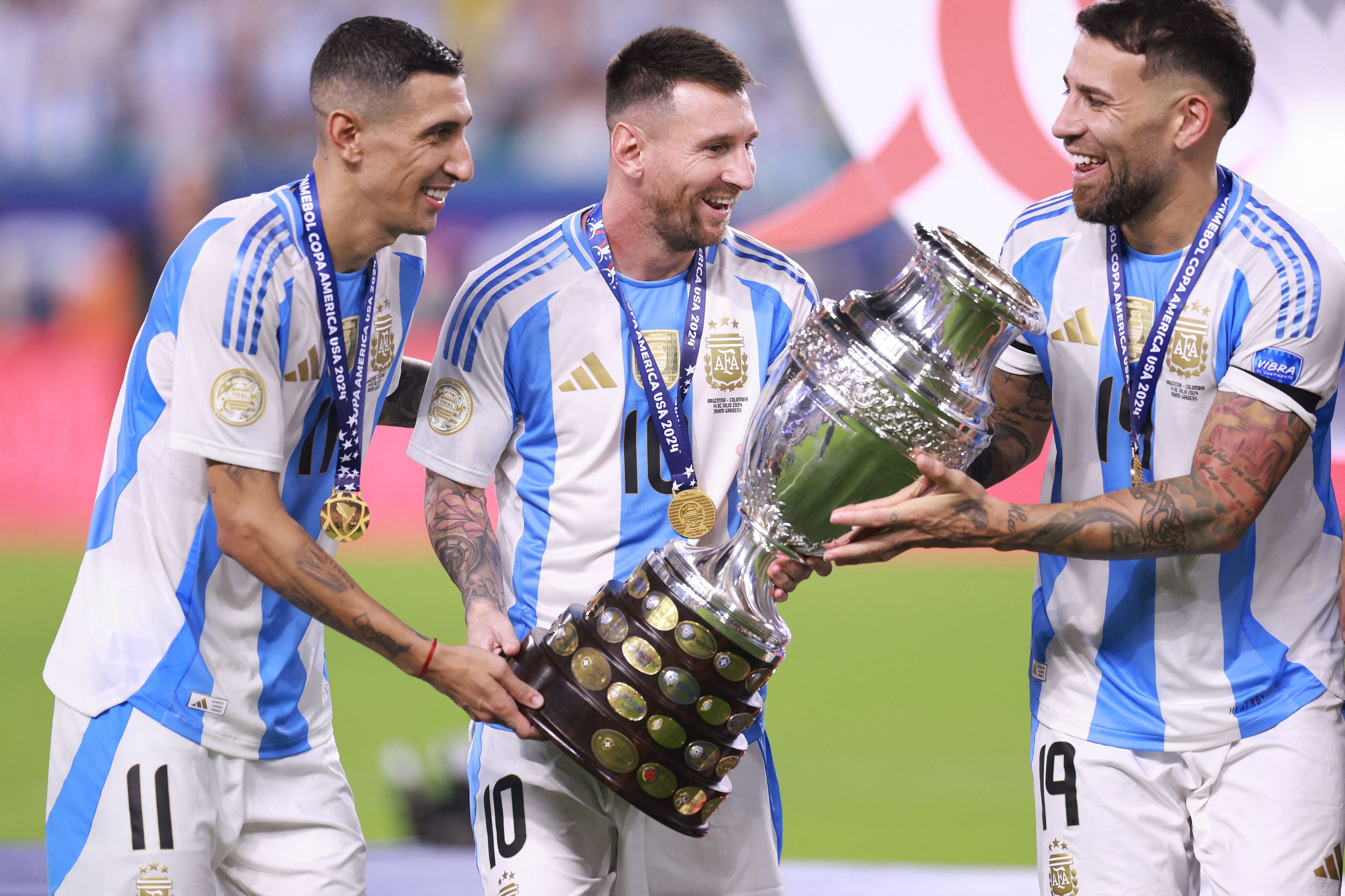 Di María, Messi y Otamendi levantaron la Copa América.
