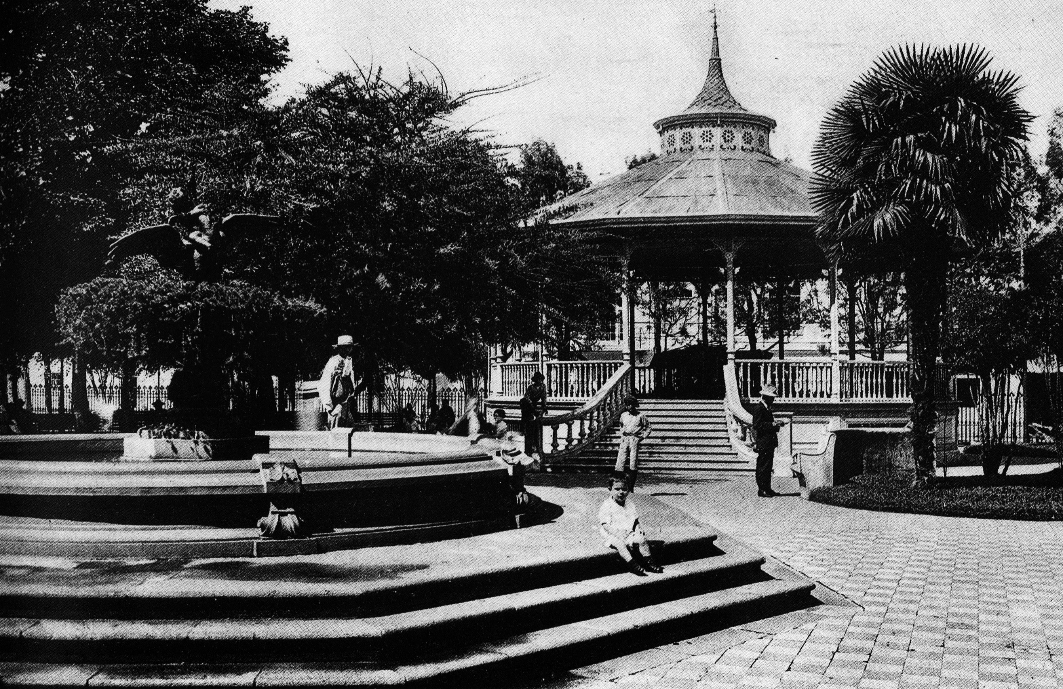 El Parque Central hacia 1920, con la fuente que fue desplazada y el quiosco que fue demolido, para dar paso a la nueva estructura. Fotografía de Manuel Gómez Miralles.