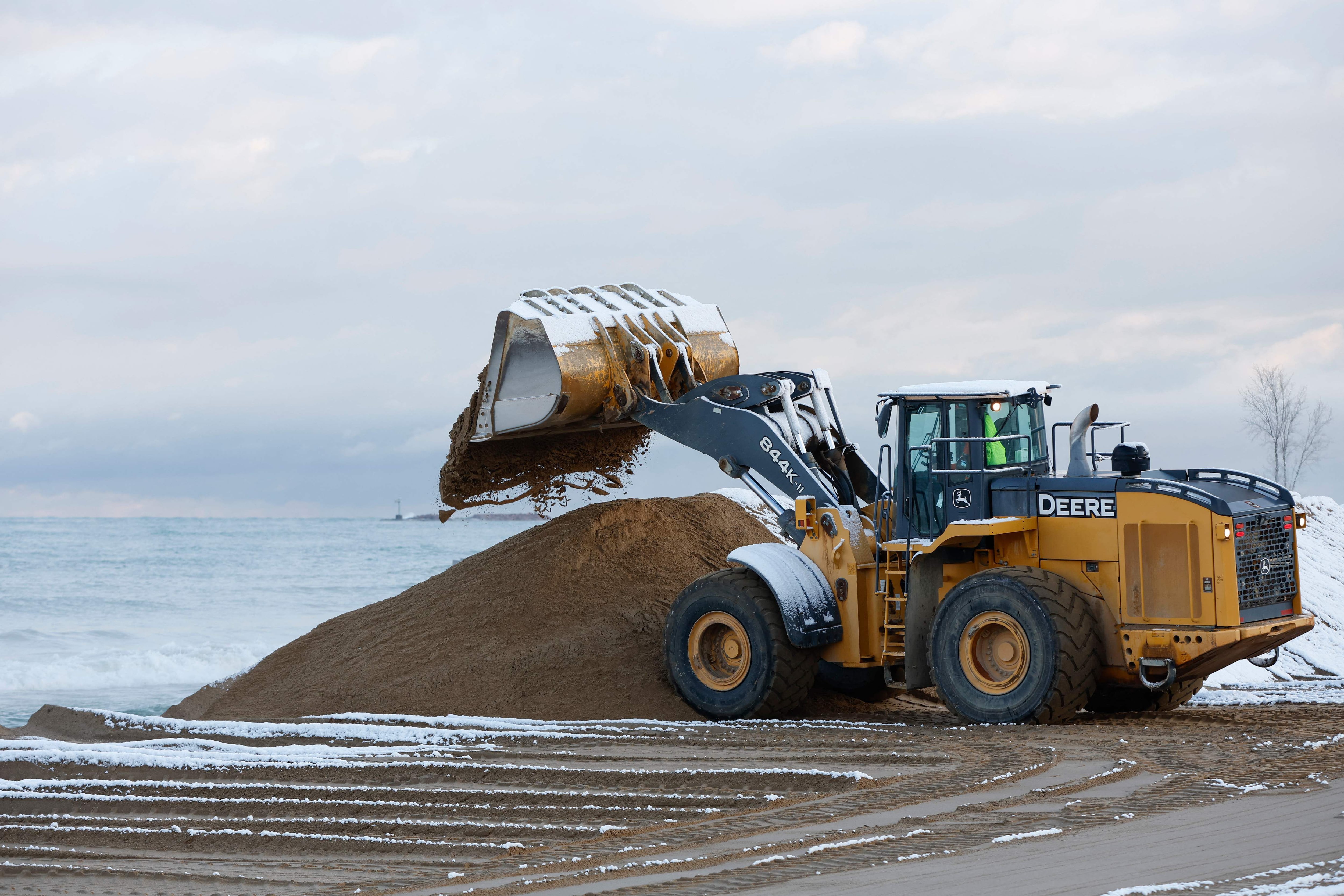 Las excavadoras mueven arena durante una operación de reabastecimiento de playas en el área de Mount Baldy del Parque Nacional Indiana Dunes el 1 de noviembre de 2023. (Foto de KAMIL KRZACZYNSKI / AFP)