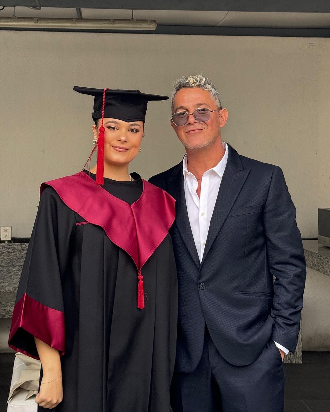 Alejandro Sanz sorprendió a su hija mayor, Manuela, durante la celebración de su graduación.