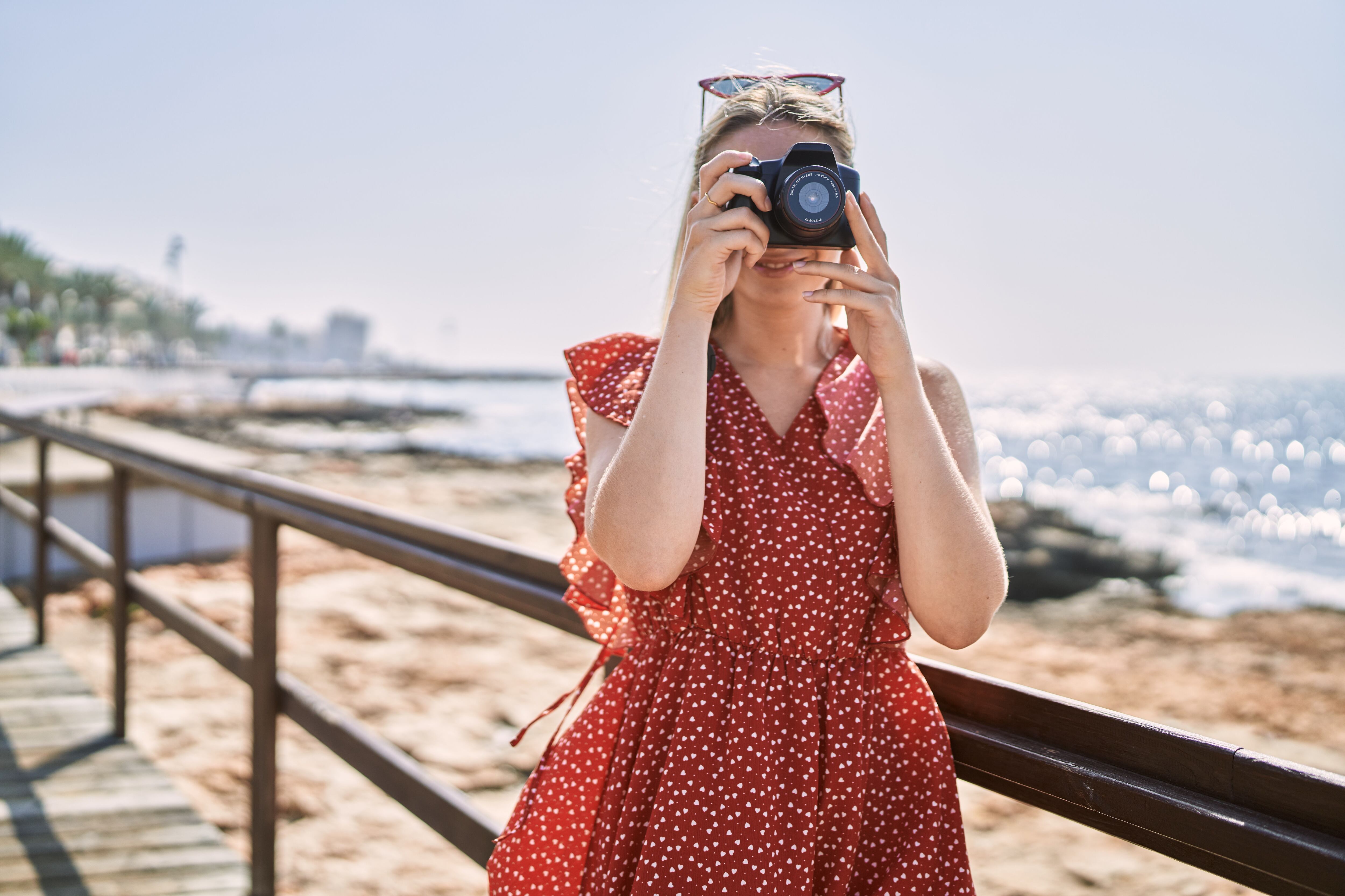 El uso de las cámaras digitales ha sido sustituido por las opciones múltiples que ofrecen los teléfonos celulares. A nivel mundial la comercialización de las cámaras digitales ha venido en caída en la última década. Foto Shutterstock.