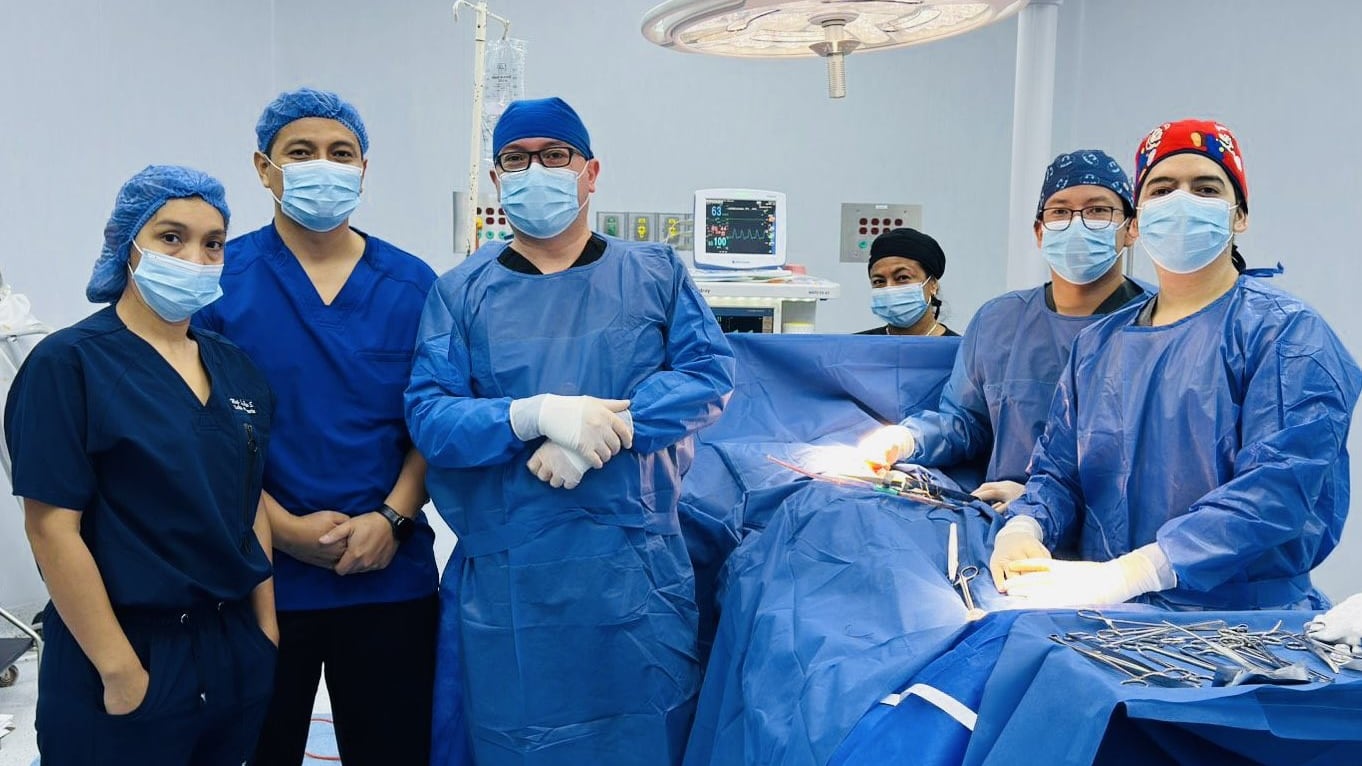 Médicos del Hospital Verdi en Ecuador extrajeron un bezoar gigante del estómago de una mujer, aliviando graves síntomas.
