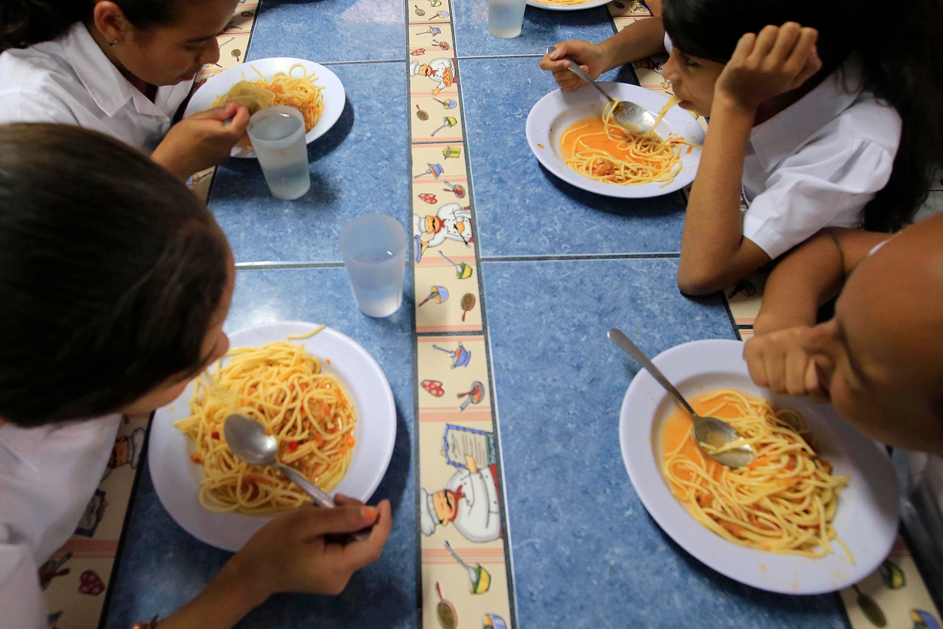 El dinero que administran las juntas de educación se invierte, entre otras, en la alimentación de los estudiantes. Foto: 