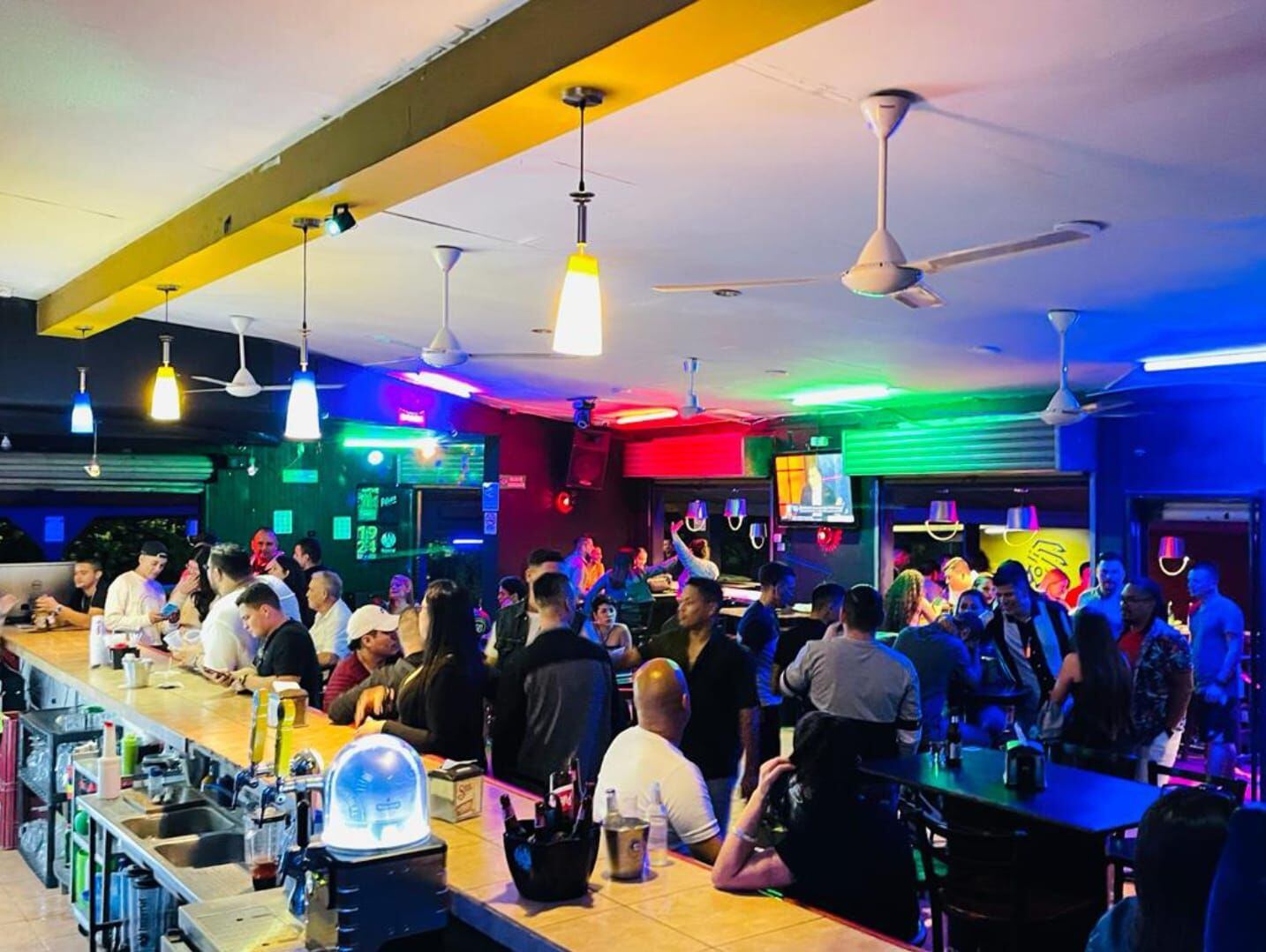 Mi Gente Sport Bar en Belén tendrá promos en bebidas para que disfrute con sus amigos el juego entre Alajuelense y Saprissa. Cortesía.