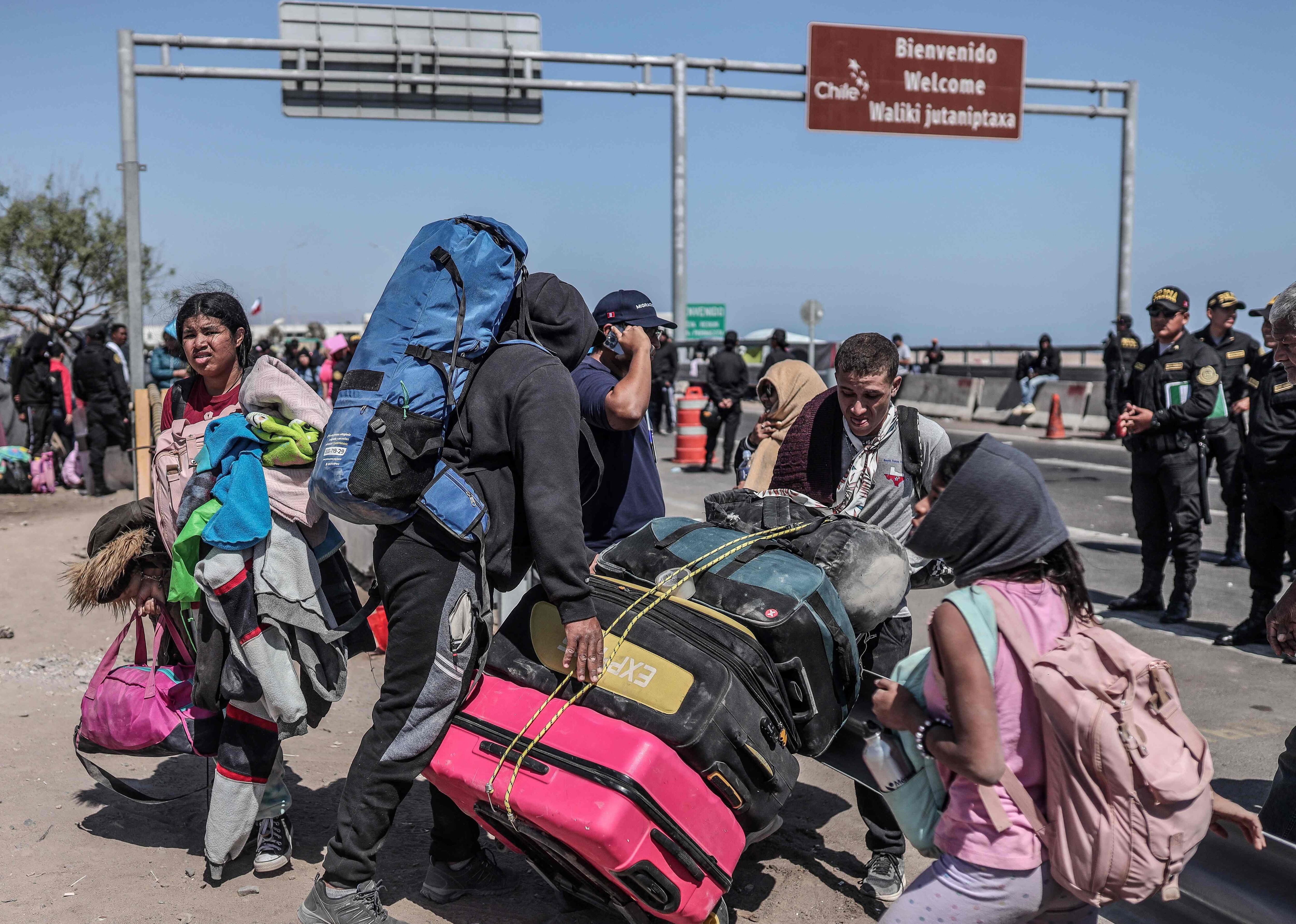 Cientos de migrantes esperan pasar la frontera entre Chile y Perú en busca de poder trasladarse hacia el norte del continente en busca de mejores condiciones para vivir, el principal objetivo es llegar a Estados Unidos. FOTO: