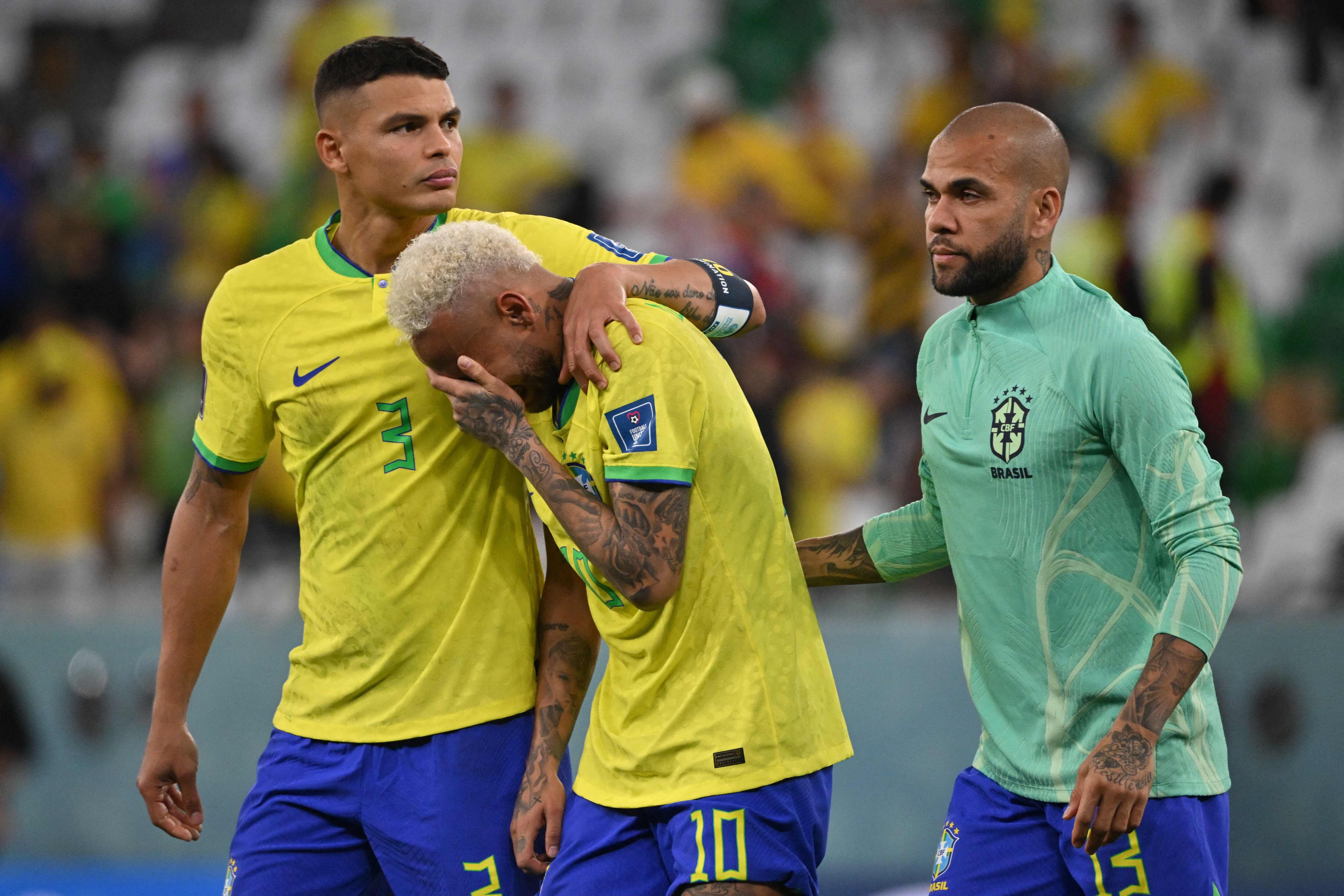 Neymar (centro) es consolado por Thiago Silva y Dani Alves, luego de que Brasil quedó eliminado del Mundial Qatar 2022.