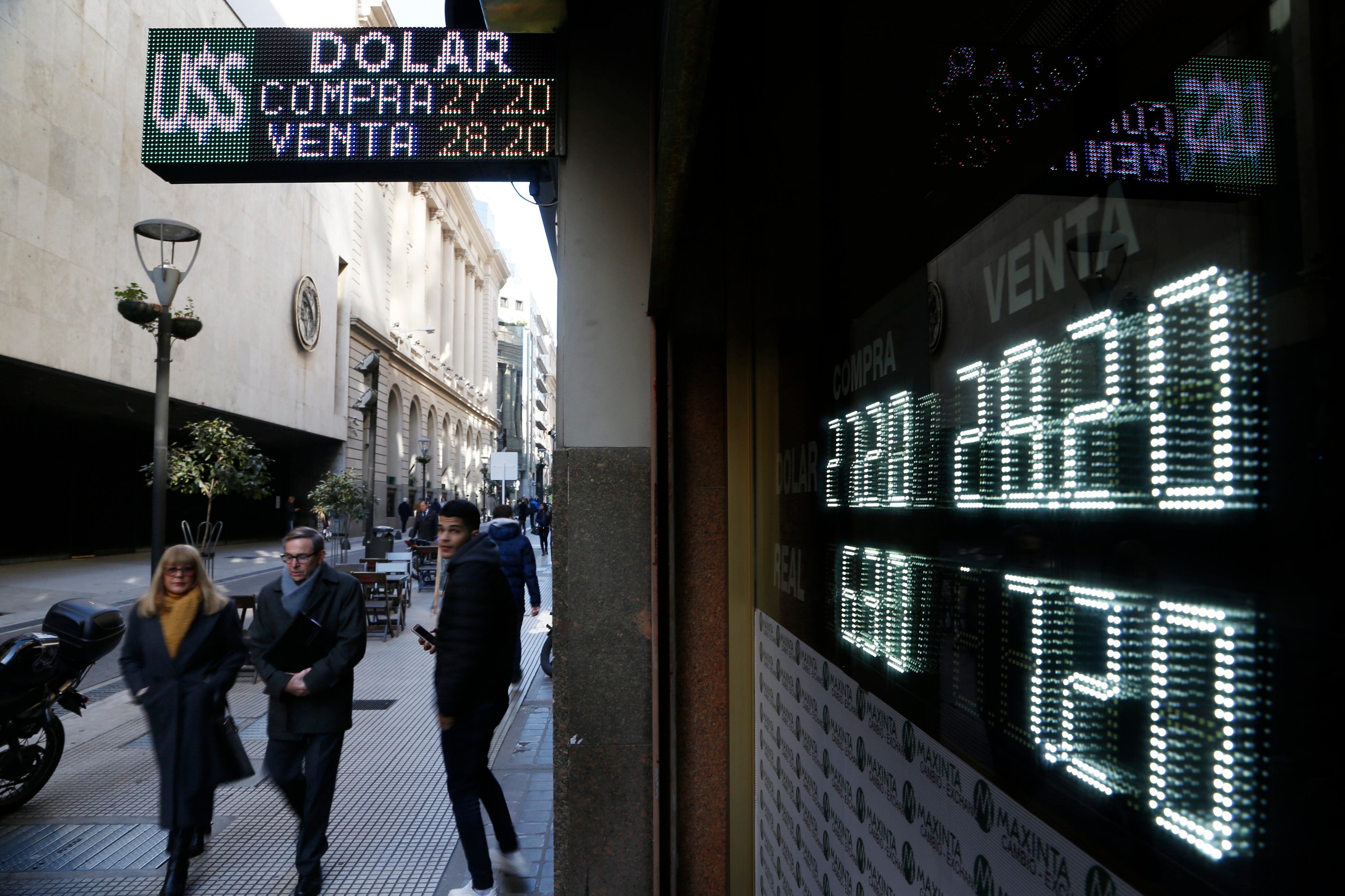 Cae la fiebre por el dólar en la Argentina de Javier Milei: ¿una buena noticia?
