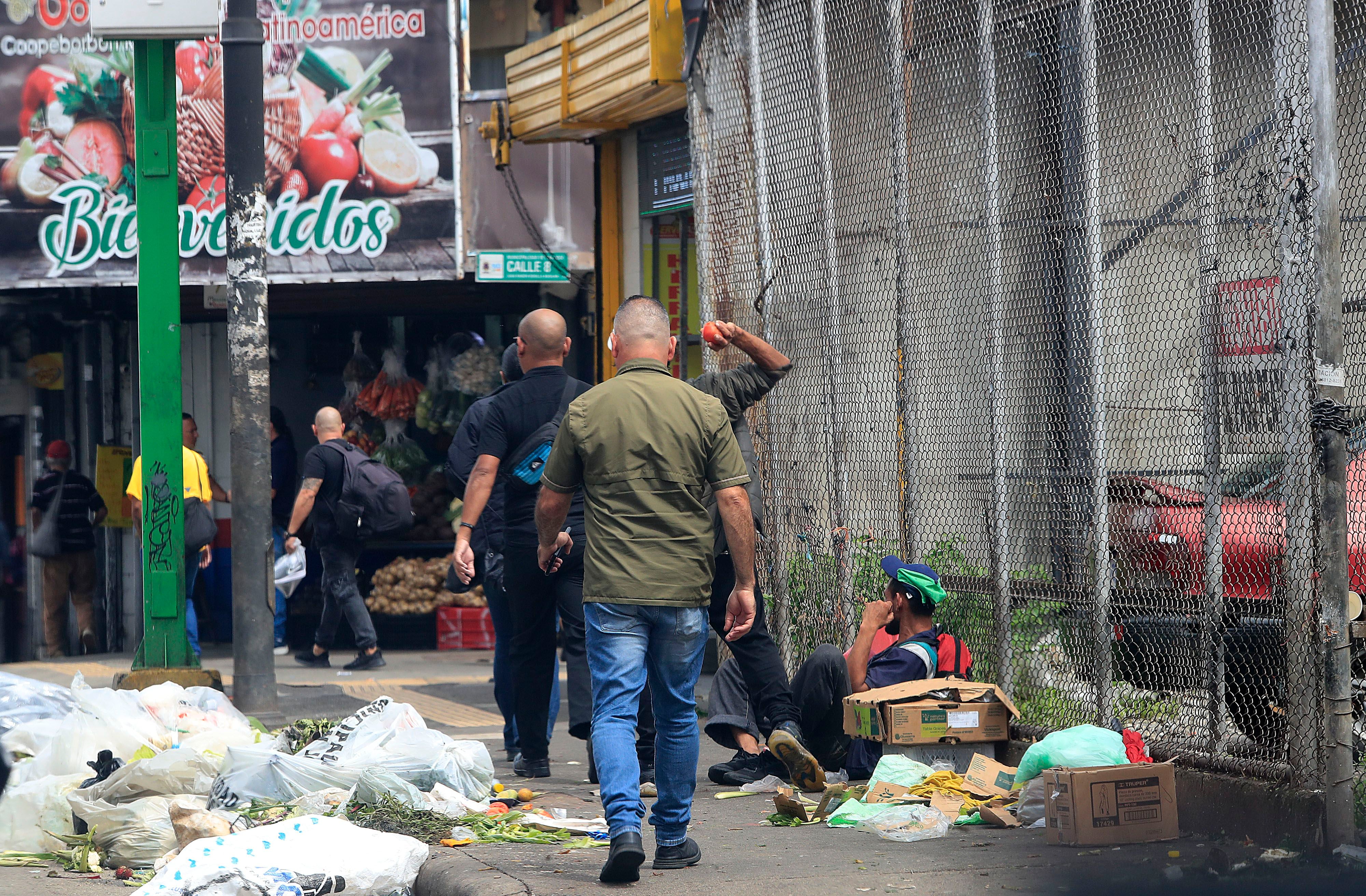 San José, calle 12. Algunos comerciantes reconocen que la presencia de habitantes de la calle obstaculiza su labor. 