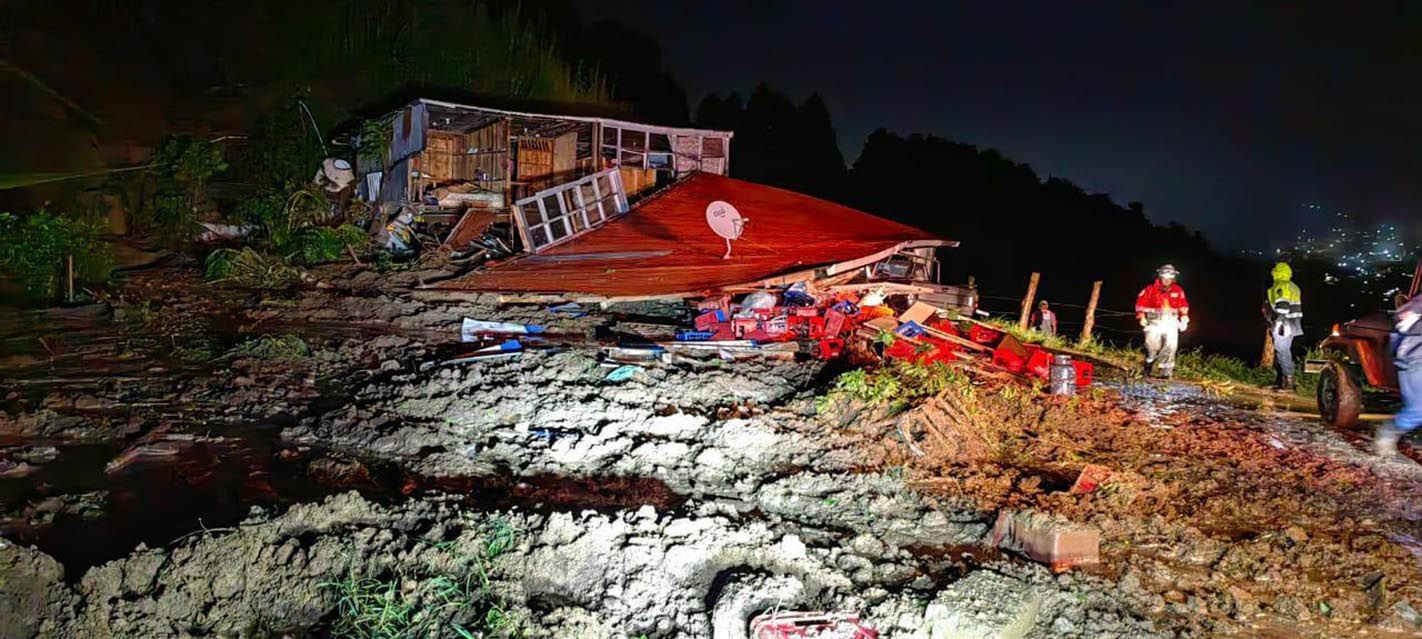 En Zarcero cayeron 145 litros de agua por metro cuadrado durante la tarde de este domingo 23 de junio, por lo que paredones como este colapsaron y arrasaron un local en Laguna. Foto: Cortesía