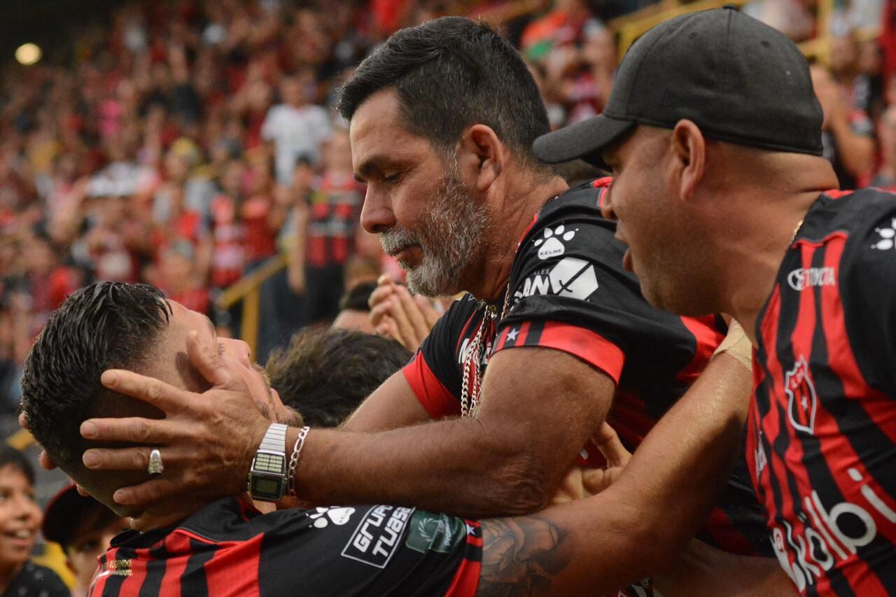 Jonathan Moya buscó a su papá, don Juan Luis (qdDg), para festejar un gol que hizo en 2018 con Liga Deportiva Alajuelense. Fotografía: Francisco González
