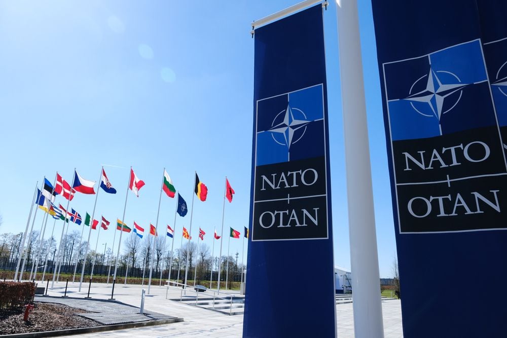 Bandera de la OTAN ondeando junto a las de algunos países miembros,  en el aniversario número 75 de la alianza militar.
