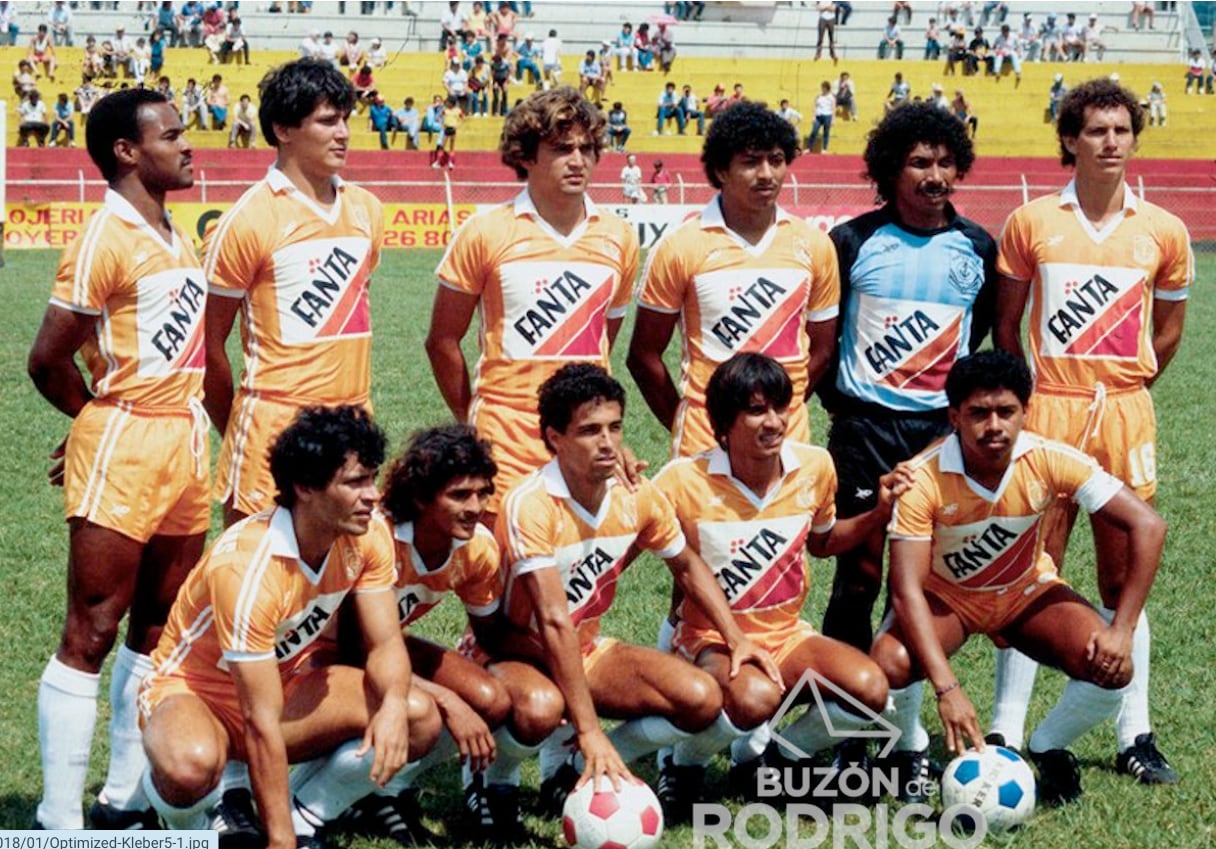 Alfredo Contreras (segundo de cuclillas de izquierda a derecha) fue campeón con el Municipal Puntarenas en la temporada 1986-1987. Tomada Facebook: Buzón de Rodrigo