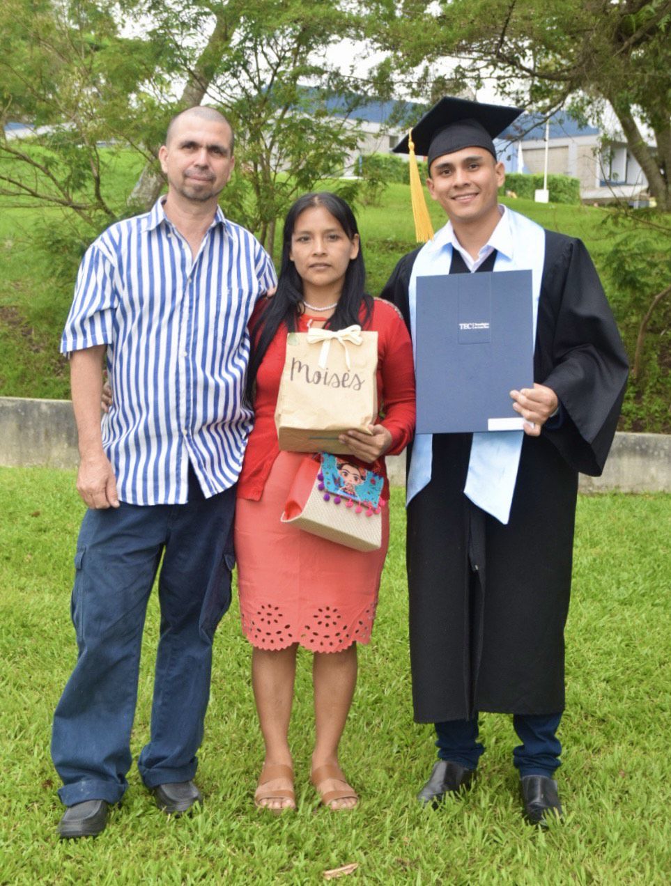 Moisés Morales junto a sus padres el día de la graduación. El joven cuenta que ellos son las personas que más lo inspiran. Foto: Moisés Salguero para LN