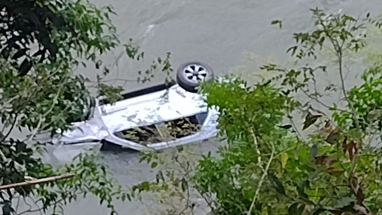 Imagen de cerca del carro que cayó al río por razones desconocidas. Foto: Colosal Informa