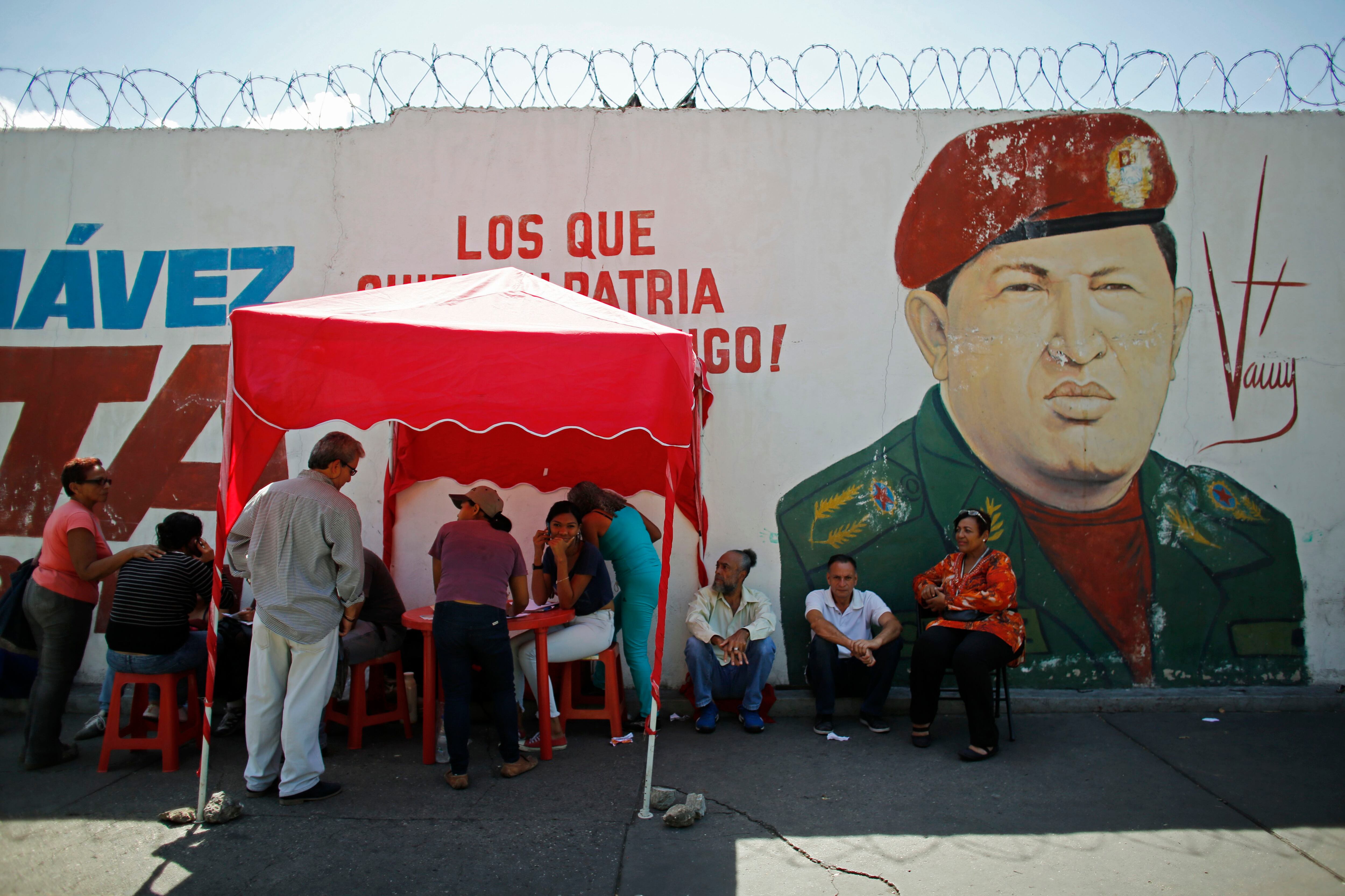 En las primarias opositoras de 2012, donde se eligió un candidato para enfrentar al fallecido Hugo Chávez y participaron más de 3 millones de votantes (16,7% del padrón electoral en aquel entonces), se habilitaron 3.707 centros.
