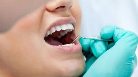 La higiene bucal diaria y el uso de hilo dental son esenciales para prevenir la formación de sarro y mantener la salud de las encías.