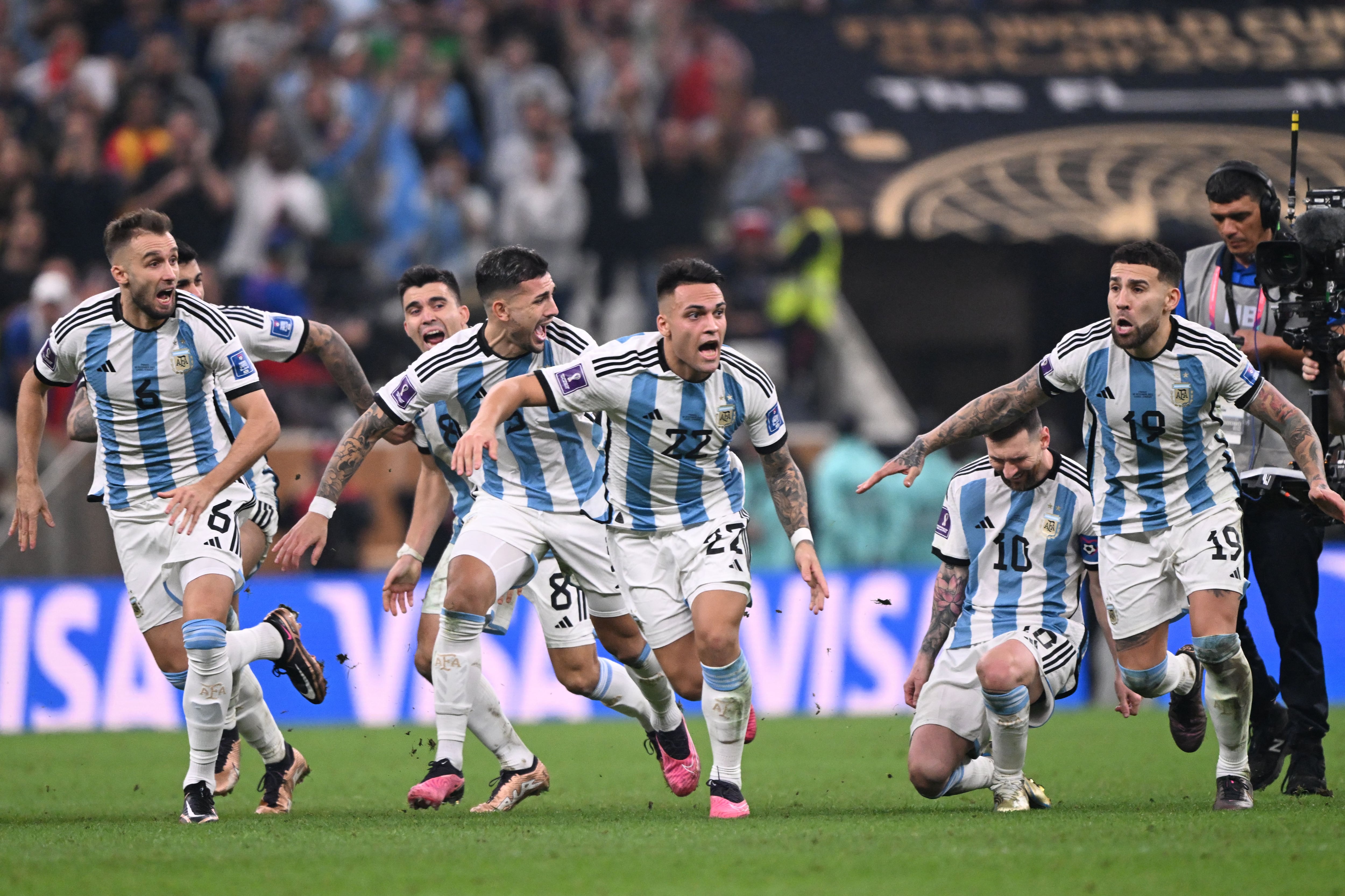 Todo terminó. El penal decisivo fue anotado. Argentina corre hacia la gloria en Qatar 2022.