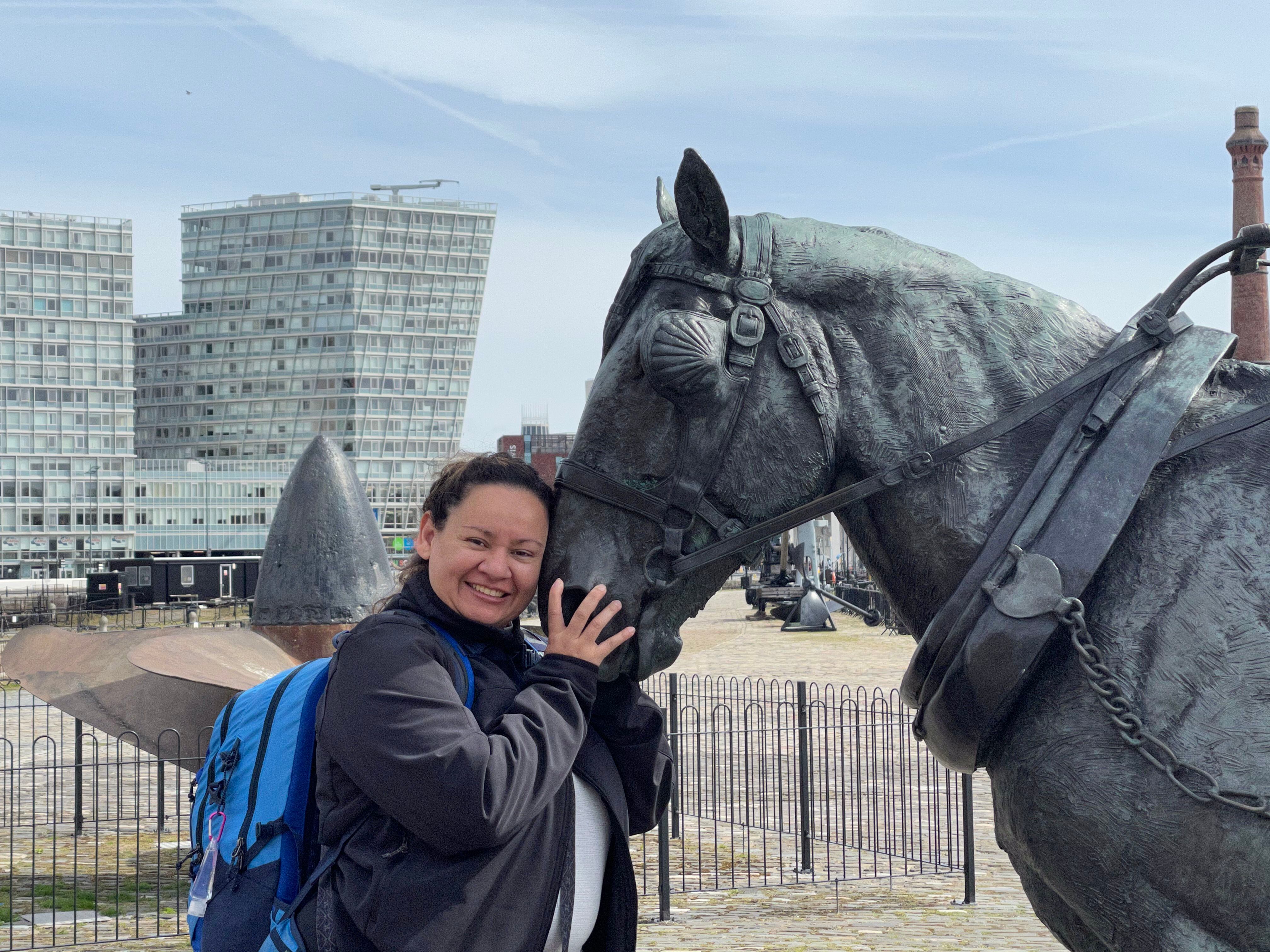 Nancy Díaz en el monumento al caballo de trabajo.