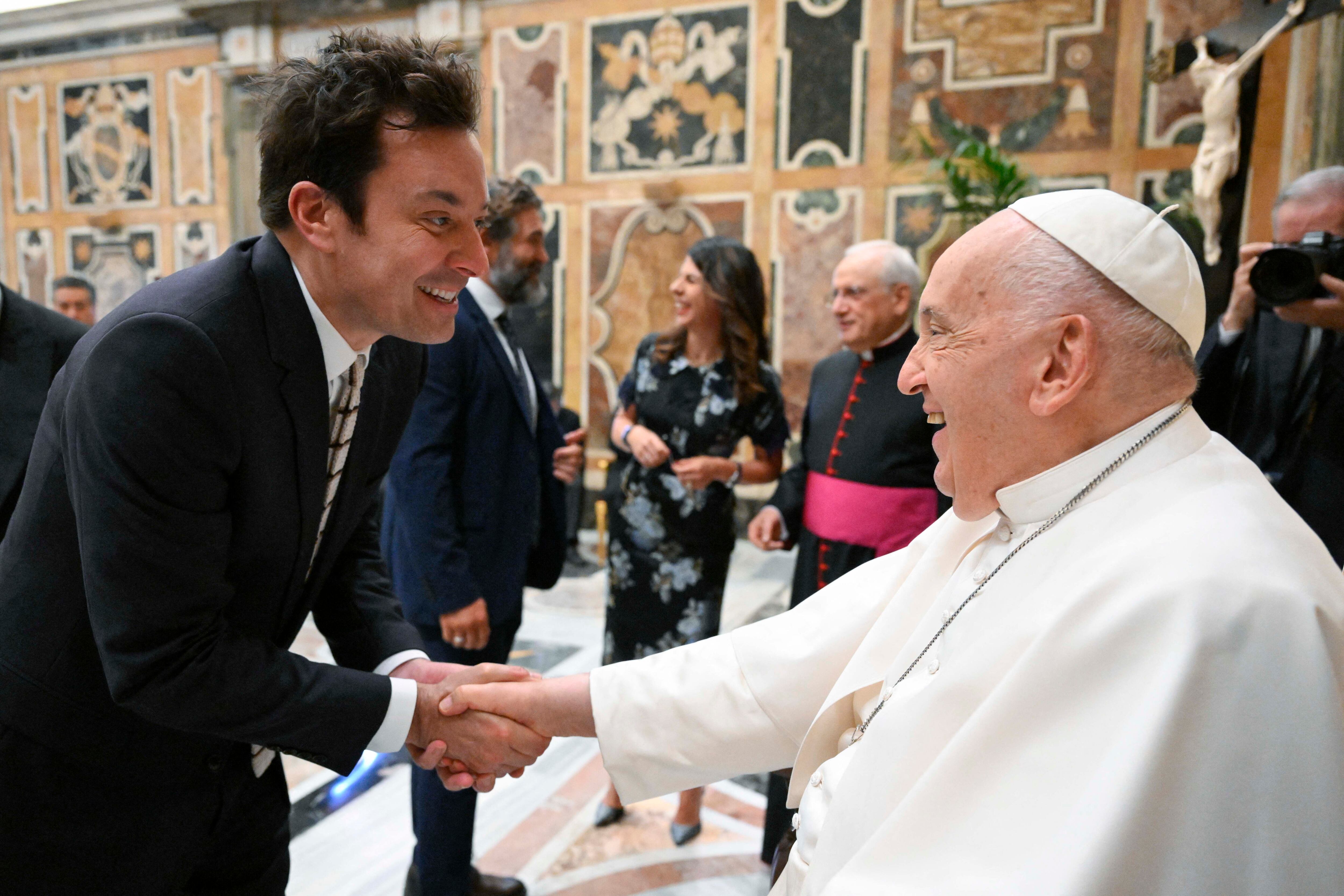 Jimmy Fallon, humorista y conductor del programa de televisión 'The Tonight Show', fue uno de los 100 comediantes bromeó y saludó personalmente al papa Francisco.