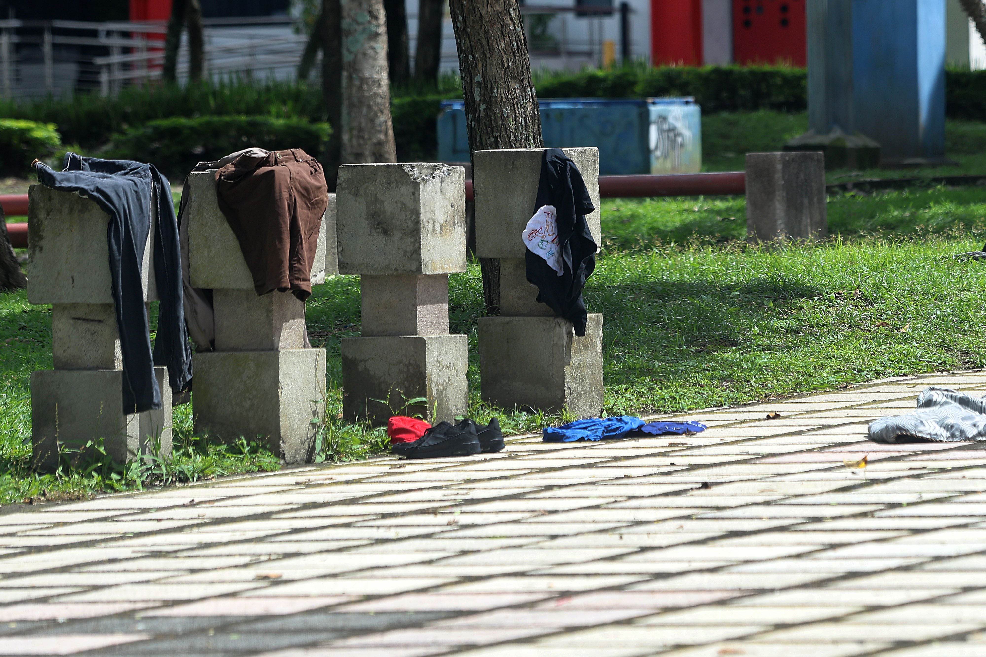 San José, parque Cañas (frente a la estación del ferrocarril al Pacífico). Habitantes de la calle secan su ropa mojada por las lluvias. 