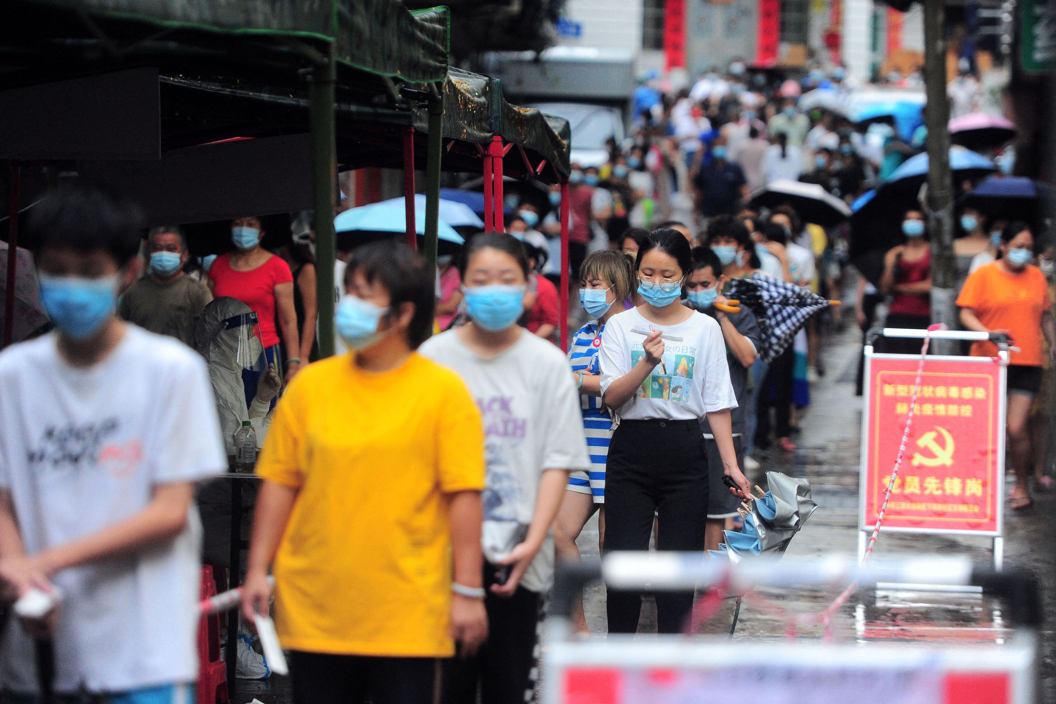 Residentes y turistas hacen cola para someterse a pruebas de ácido nucleico para el coronavirus Covid-19 en Sanya, en la provincia sureña china de Hainan, el 8 de agosto de 2022.