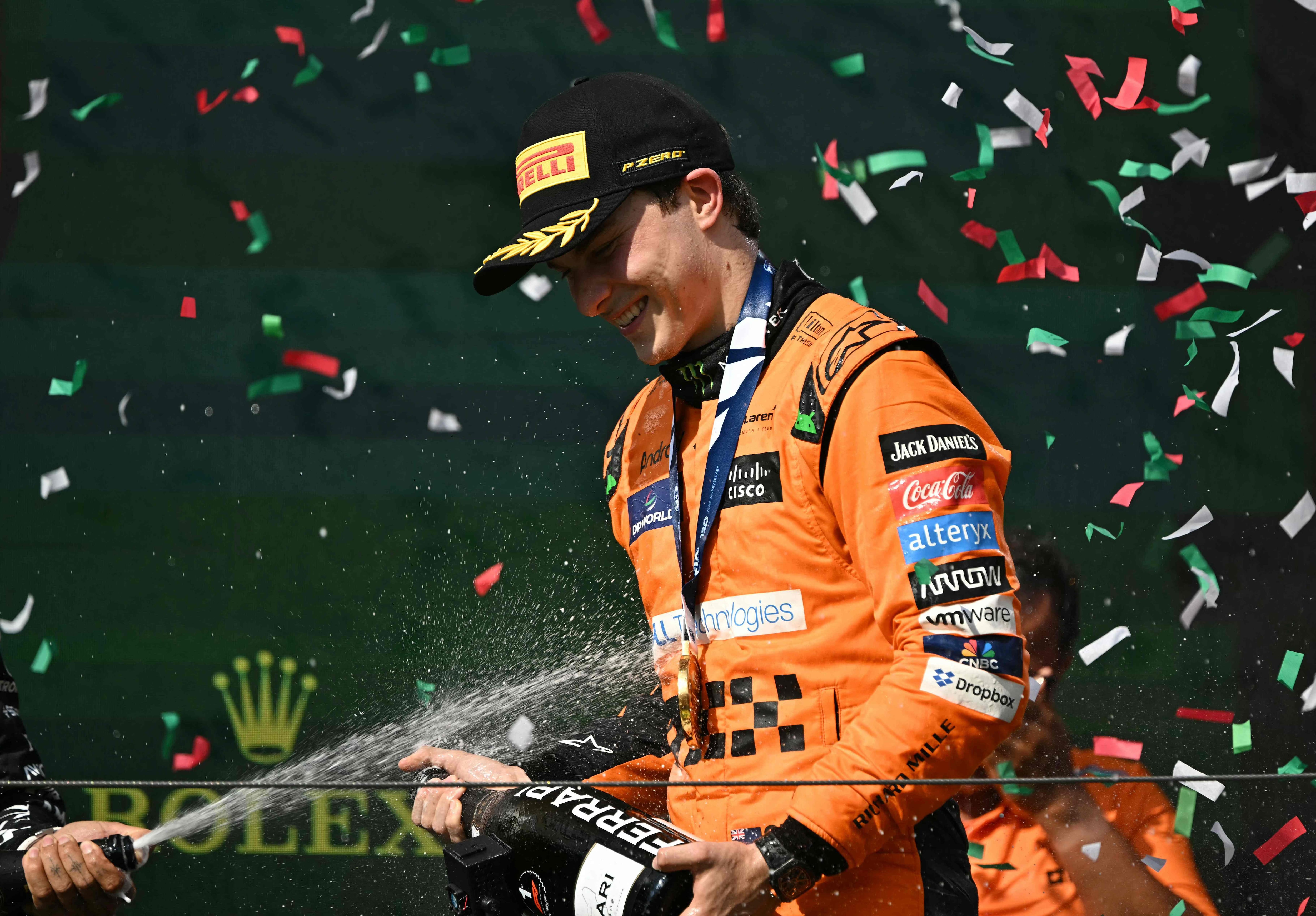 El australiano Oscar Piastri, de la escudería McLaren, festeja al ganar el Gran Premio de Hungría en la Fórmula Uno. 
