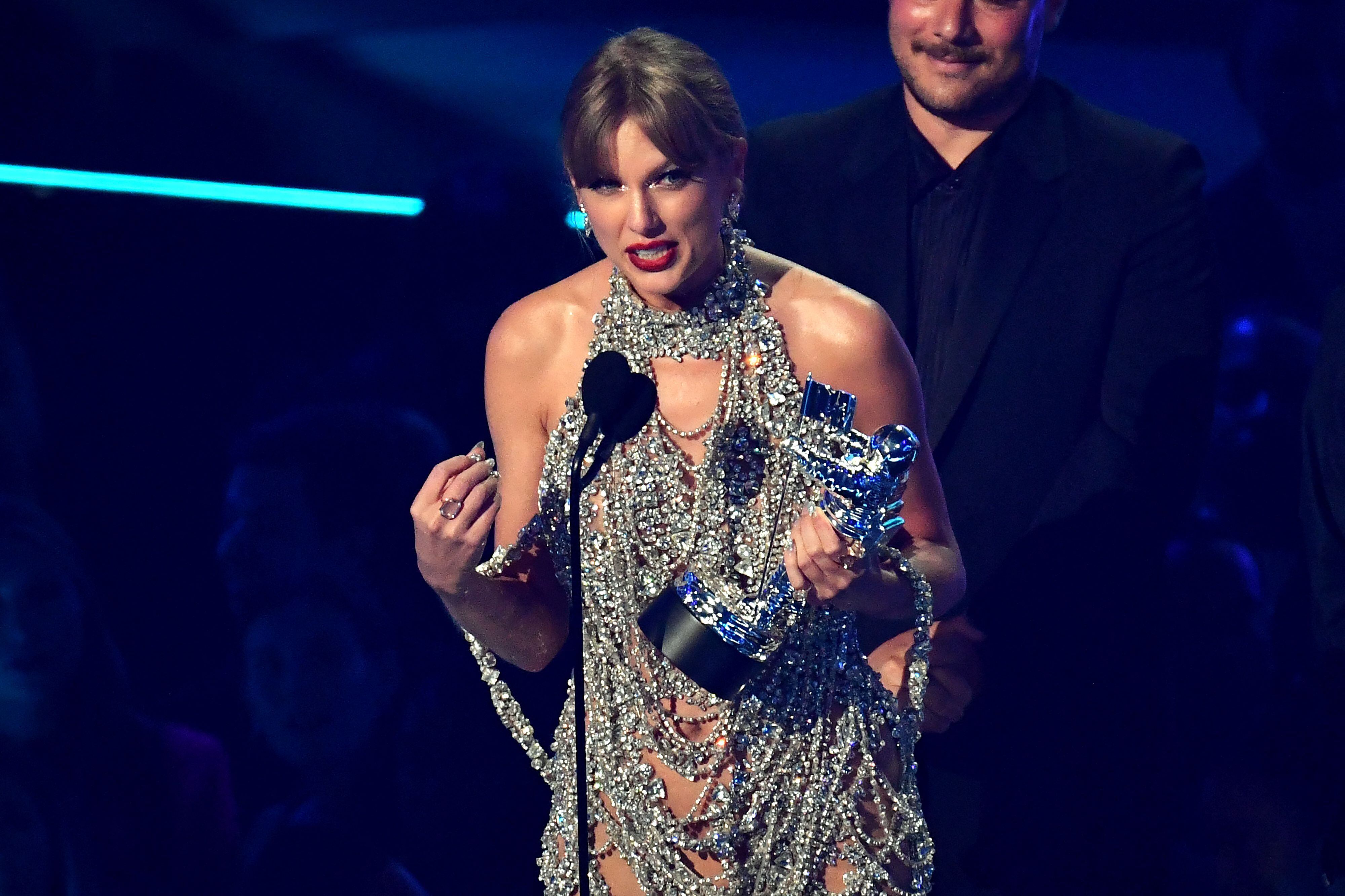 Taylor Swift asistió a la gala con un vestido hecho con cristales.  Por su producción 'All Too Well', la artista ganó el premio al mejor video del año.
