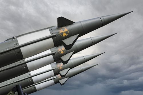 Potencias modernizan arsenales nucleares en respuesta a tensiones geopolíticas en aumento.