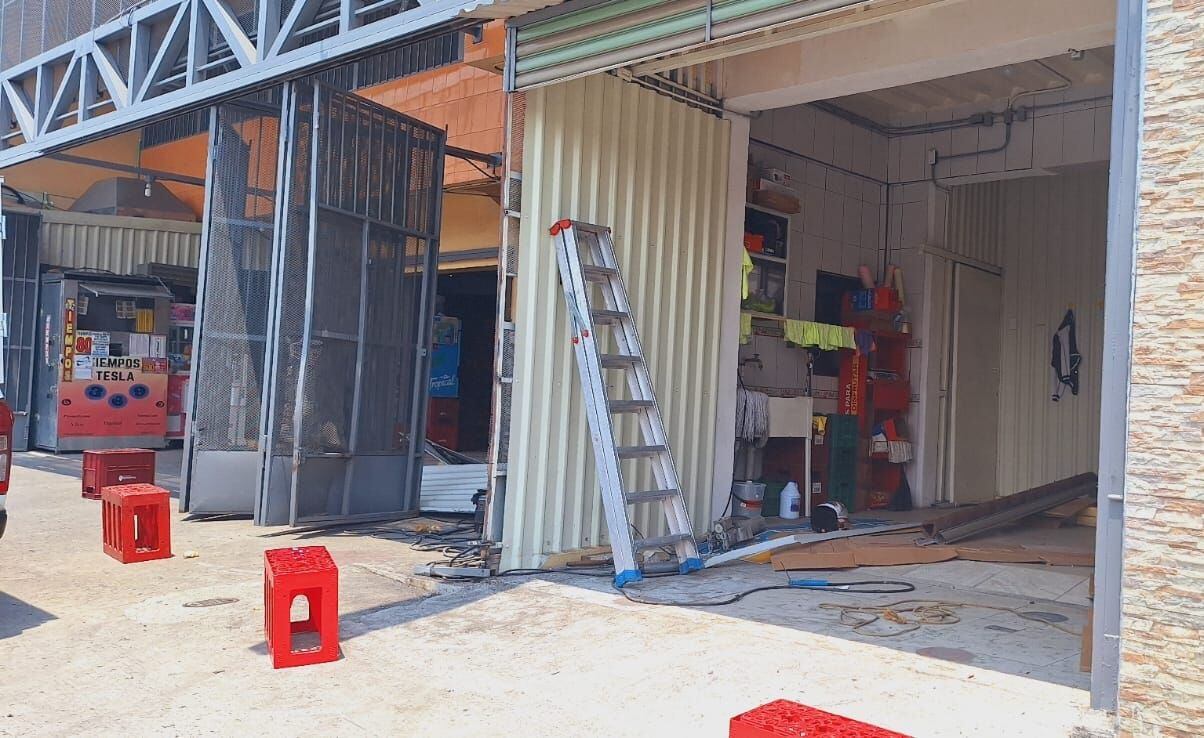 Vehículo donde viajaba Carlos Barahoa chocó contra fachada de supermercado en Guadalupe de Cartago. Dueño del comercio reportó daños en portón y pared.