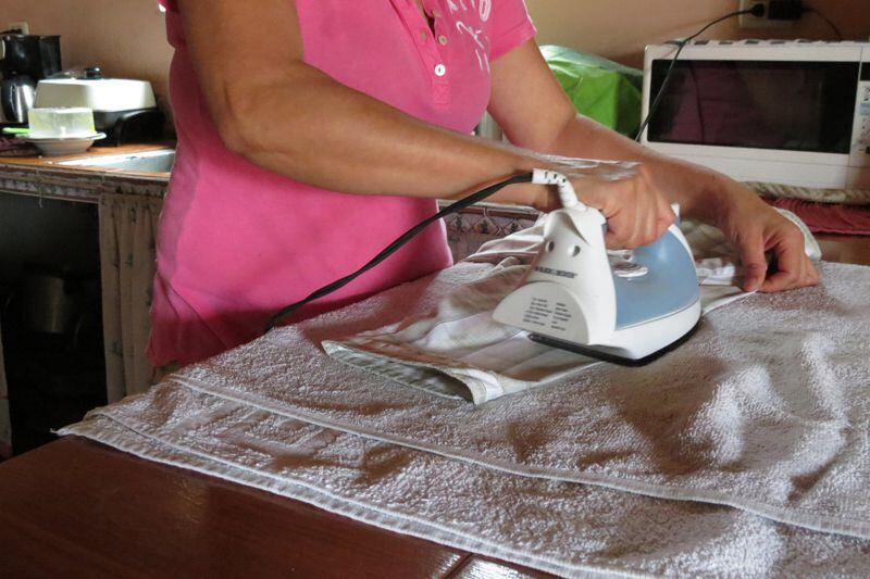 Mujeres dedican 23 horas más a la semana que los hombres a labores no remuneradas, según estudio de la OCDE. Archivo: