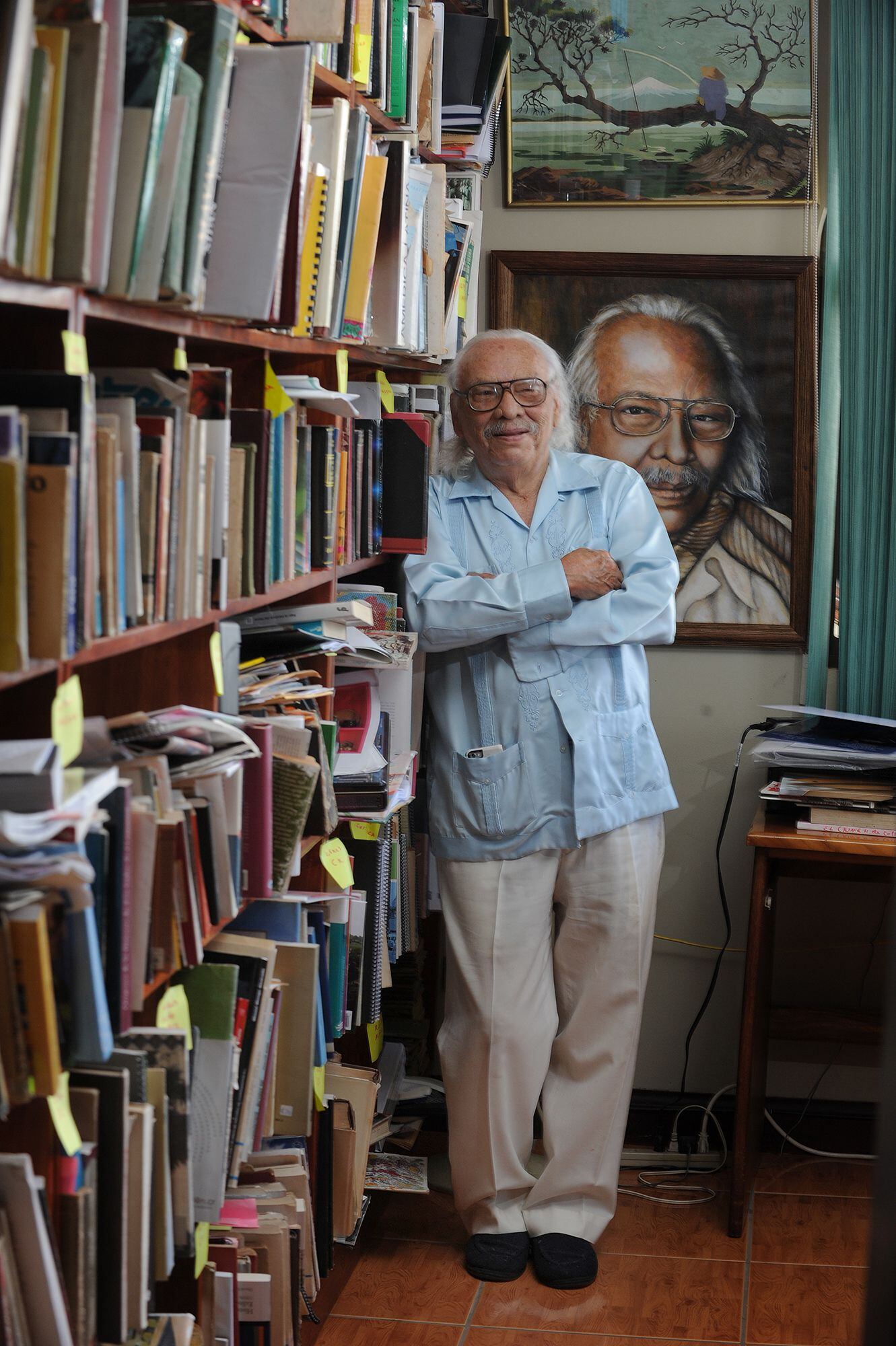 José León Sánchez en  la biblioteca de su casa en San Joaquín de Flores, en enero del 2018.
