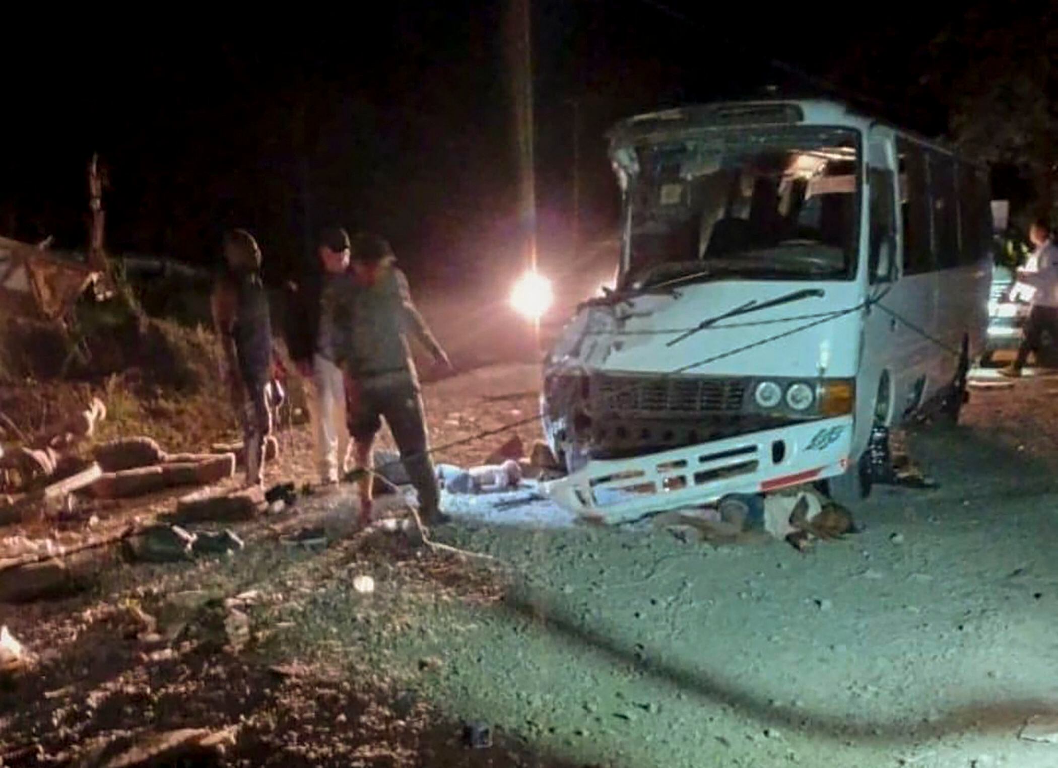 Este autobús transportaba migrantes que viajaban desde la frontera entre Panamá y Colombia hacia Paso Canoas, frontera con Costa Rica. 33 personas murieron. FOTO: