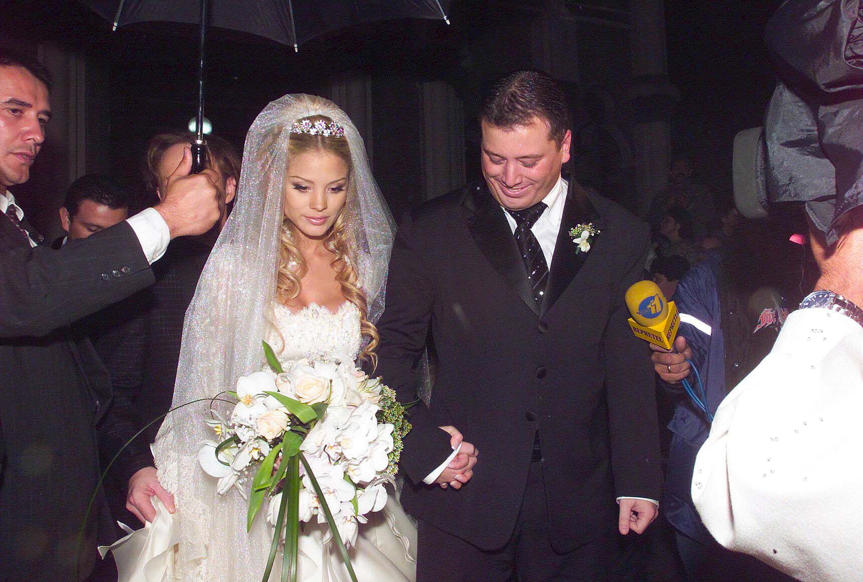 La boda de Carolina Tejera, en la Basílica de Los Angeles, en marzo del 2006, fue toda una celebración. La actriz venezolana de telenovelas se casó con el empresario costarricense, Don Stockwell. Los medios revelaron que el matrimonio costó unos $100.000 y la lista de invitados incluyo varios actores y cantantes famosos.