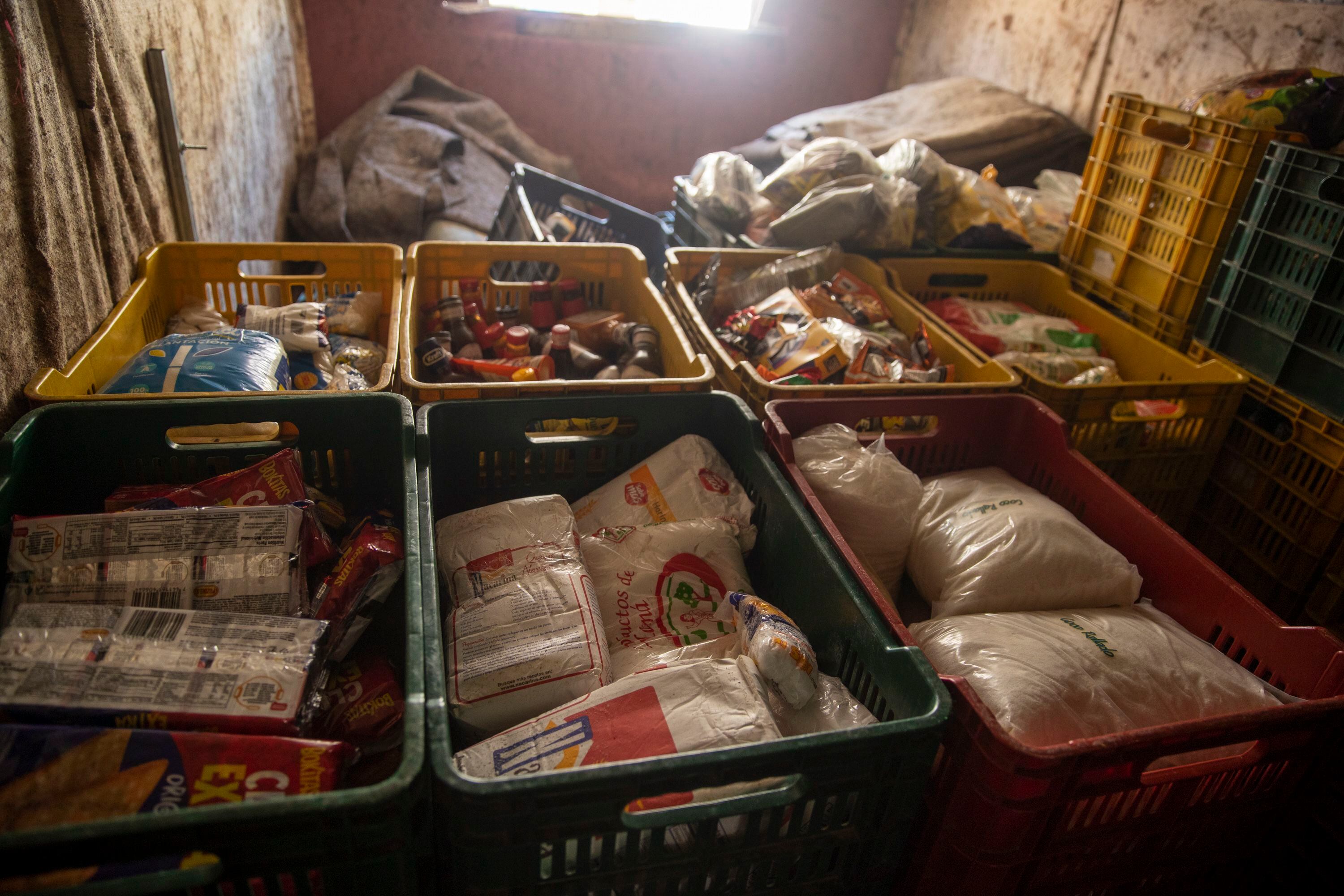Camiones cargados de alimentos se despachan con dirección a organizaciones no gubernamentales que ayudan a personas que tienen alguna necesidad. 
