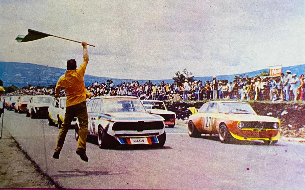 Jorge Ross (qdDg) fue el encargado de dar el banderazo de salida en la inauguración del Autódromo La Guácima, el 14 de julio de 1974, con el arranque Campeonato Centroamericano de Automovilismo.