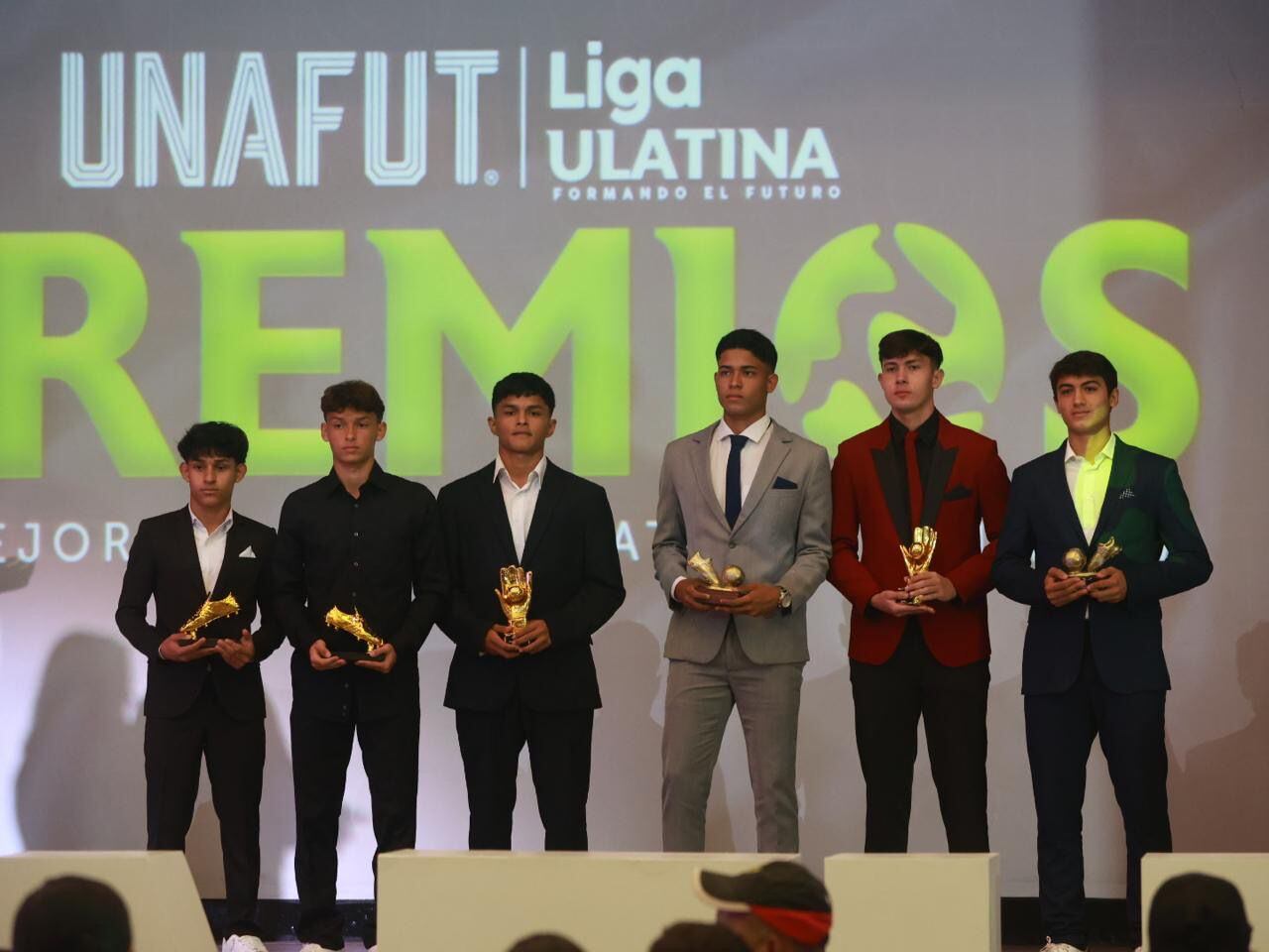 Abdíaz Acosta (Alajuelense), Daniel González (Santos), Eddy Ondoy (Santos), Luis Rodríguez (Alajuelense), Fabián Núñez (Alajuelense) y Andrés Beirute (Alajuelense) fueron los premiados en la U-17.