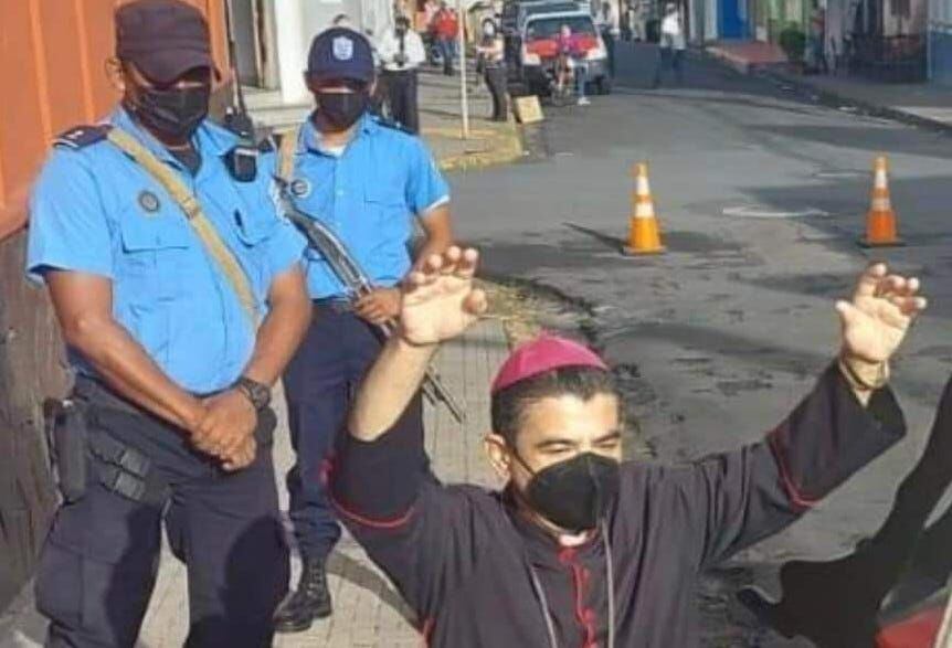 El obispo Rolando Álvarez, de Matagalpa, fue arrestado en agosto del 2022 después de semanas de asedio policial. Foto: Archivo