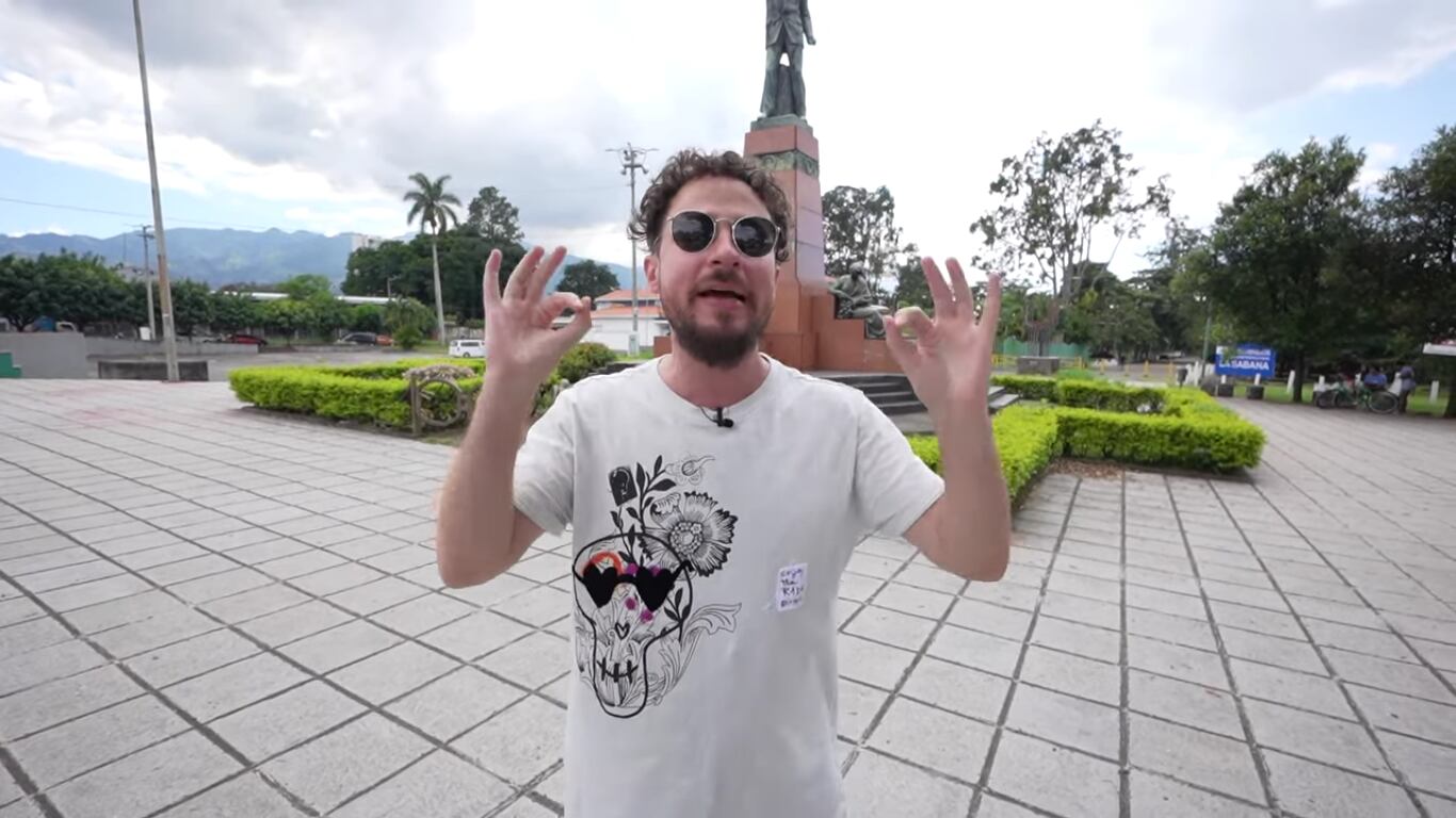 Luisito Comunica comenzó su video hablando desde La Sabana, cerca de la Estatua de León Cortés. Foto: Captura