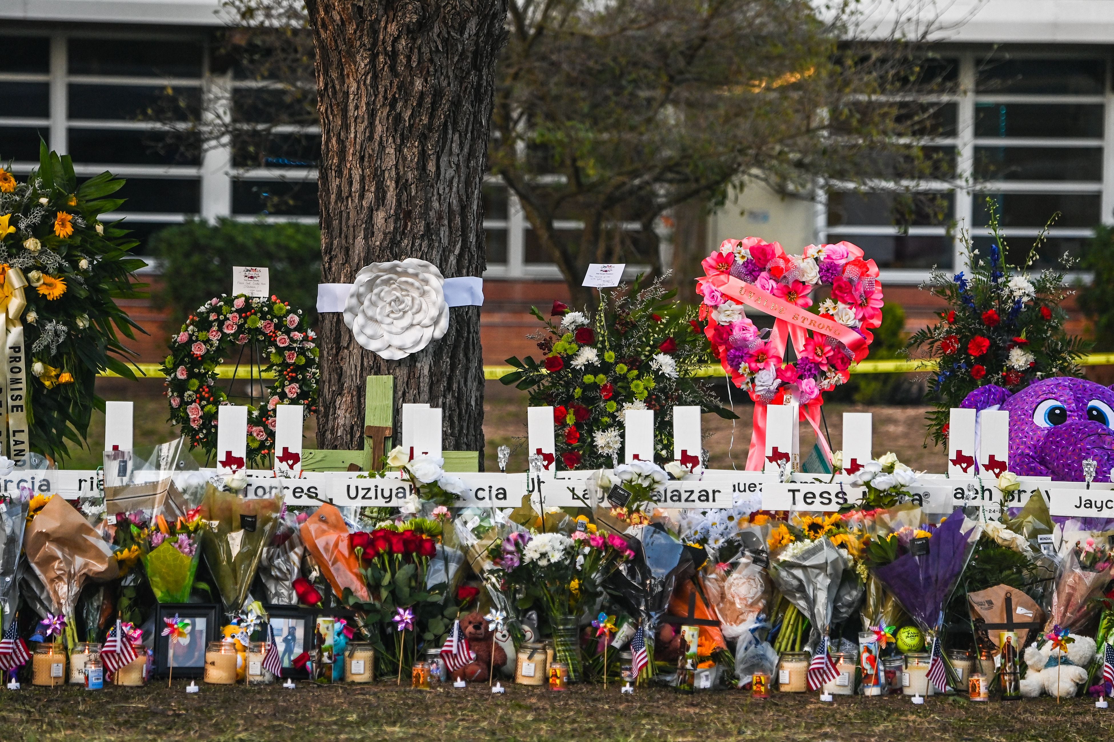Cruces con los nombres de las víctimas, frente a la escuela primaria Robb Elementary. 