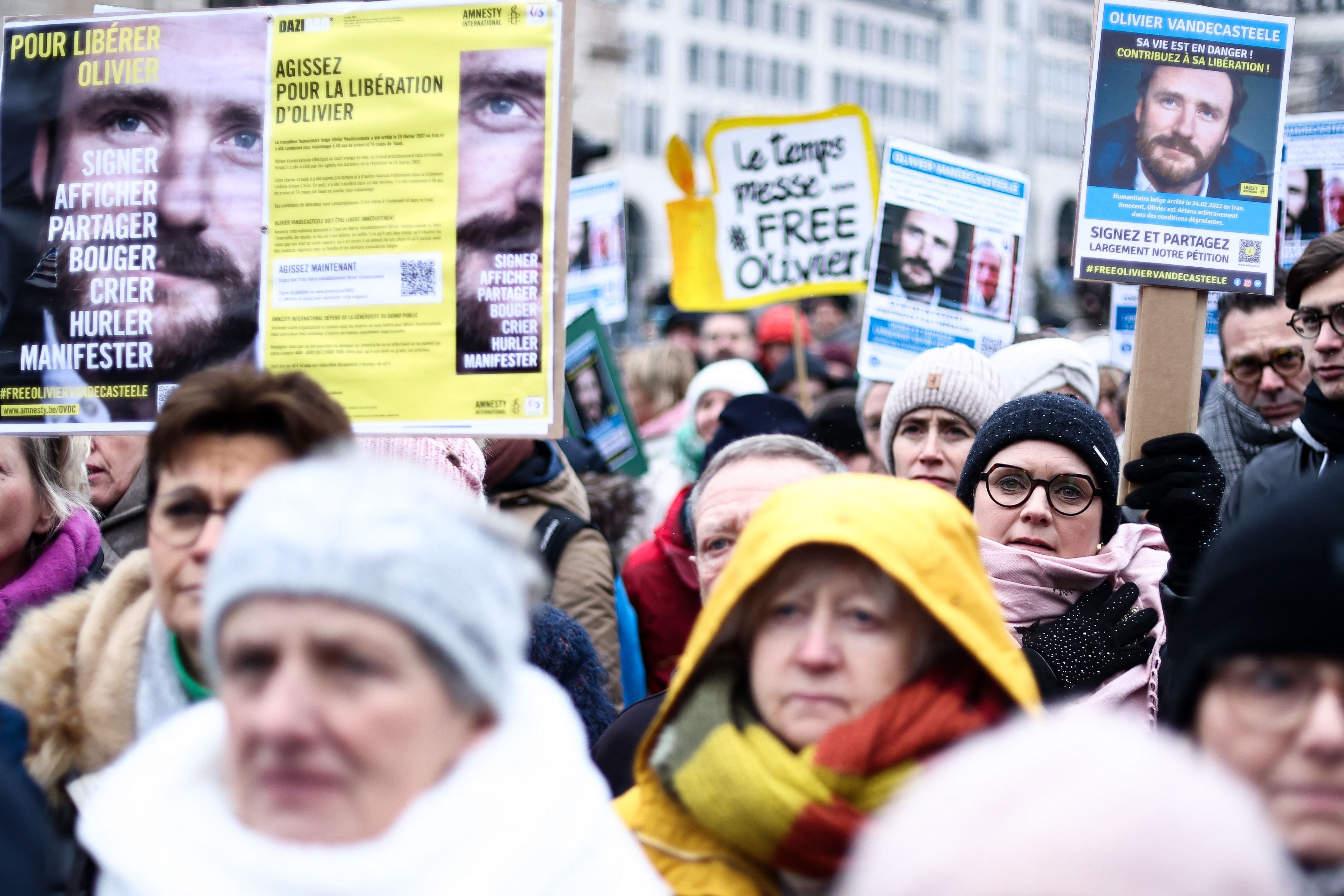 Las manifestaciones en solidaridad con los iraníes aún se realizan en diversas latitudes. Este domingo, en Bruselas, hubo una caminata en la que los belgas solicitaron la liberación de su compatriota Olivier Vandecasteele, un funcionario humanitario que fue condenado a 40 años de prisión en Irán.