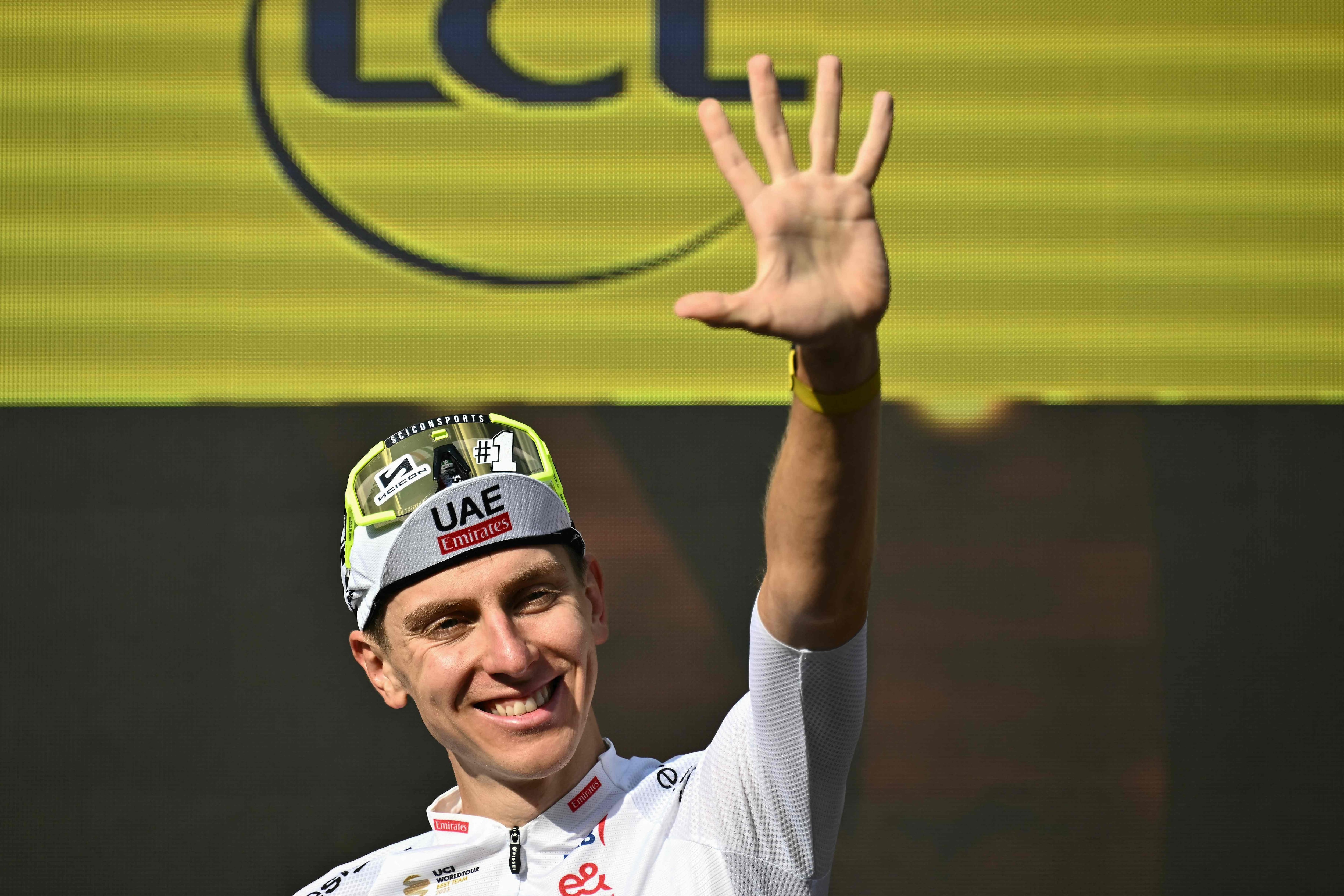 El esloveno Tadej Pogacar festeja al coronarse campeón del Tour de Francia. 