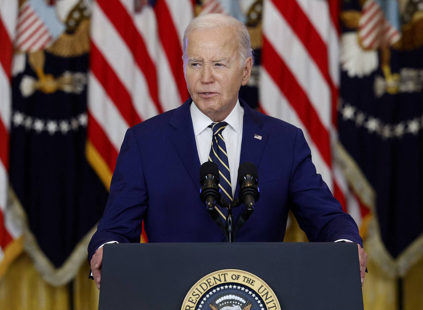 El presidente de Estados Unidos, Joe Biden, pronuncia un discurso sobre una orden ejecutiva que limita el asilo en el Salón Este de la Casa Blanca.
