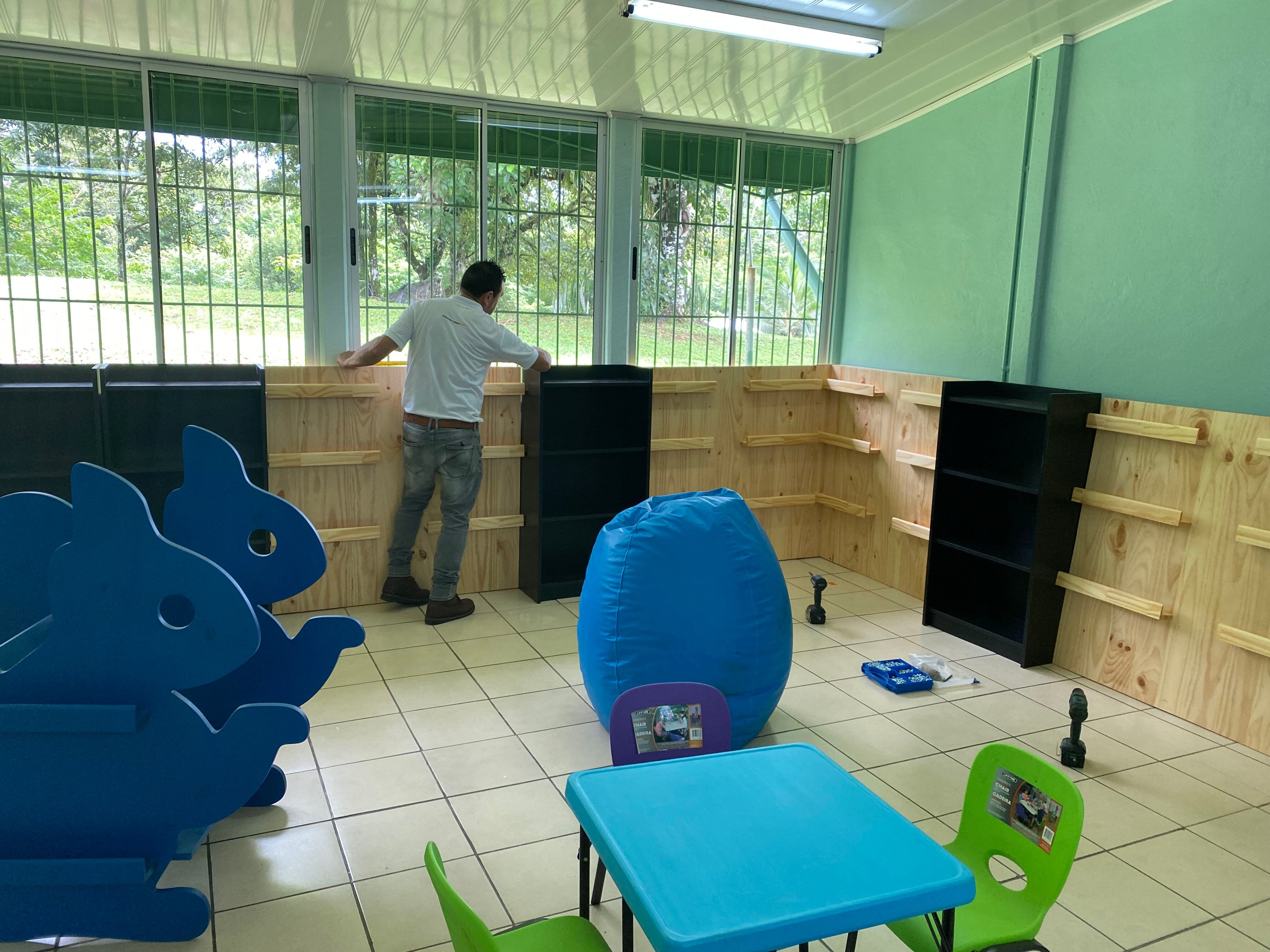 Padres de familia, docentes y personal de las diferentes escuelas han ayudado a acondicionar el espacio para la biblioteca. Foto: Cortesía de Guiare. 