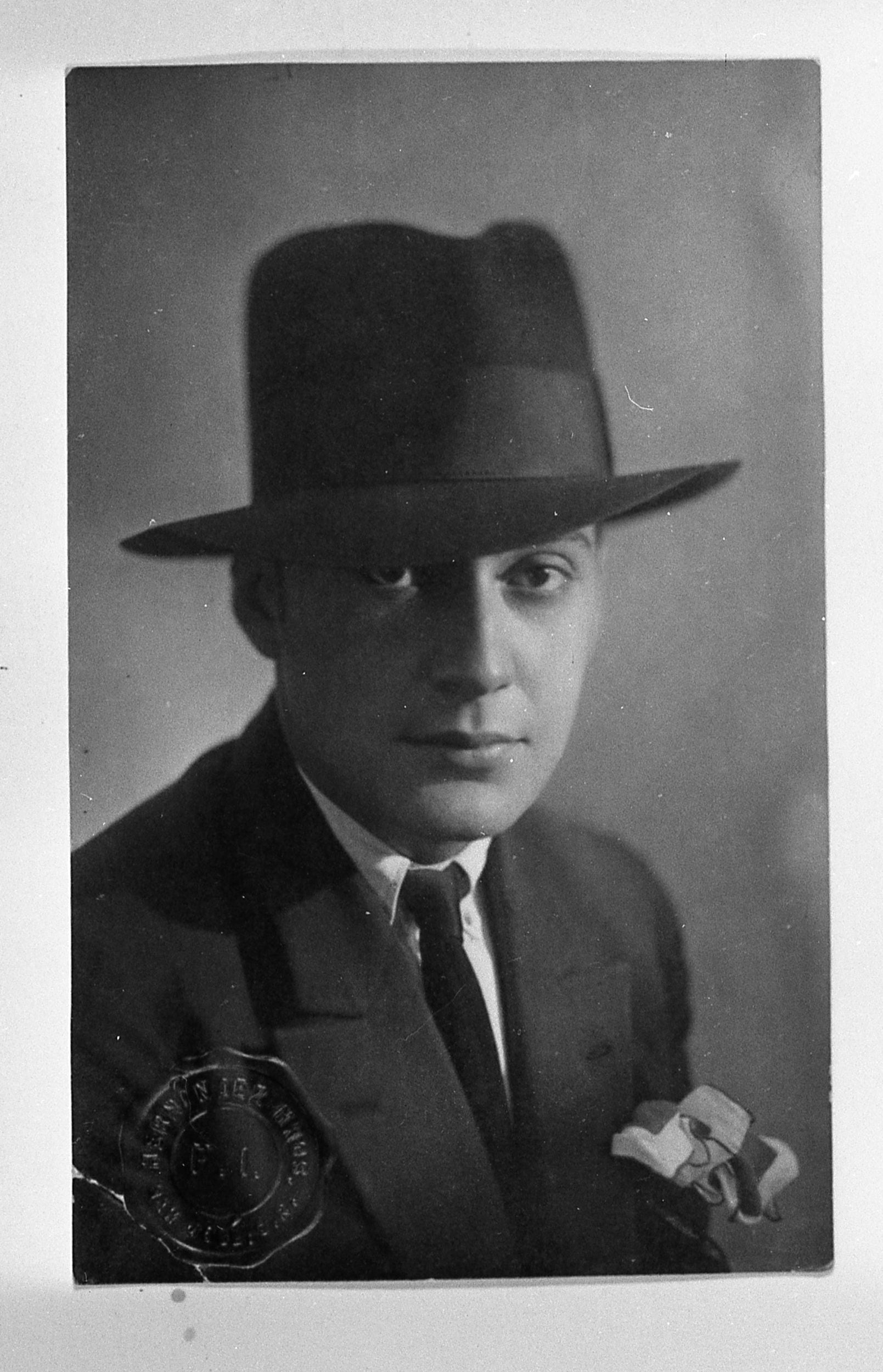 El artista Max Jiménez murió en Buenos Aires, Argentina, en 1947.