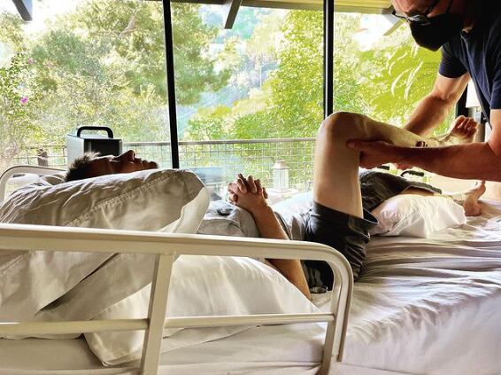 El actor Jeremy Renner publicó esta fotografía en su Instagram en donde se ve recibiendo terapia con el apoyo de un especialista.