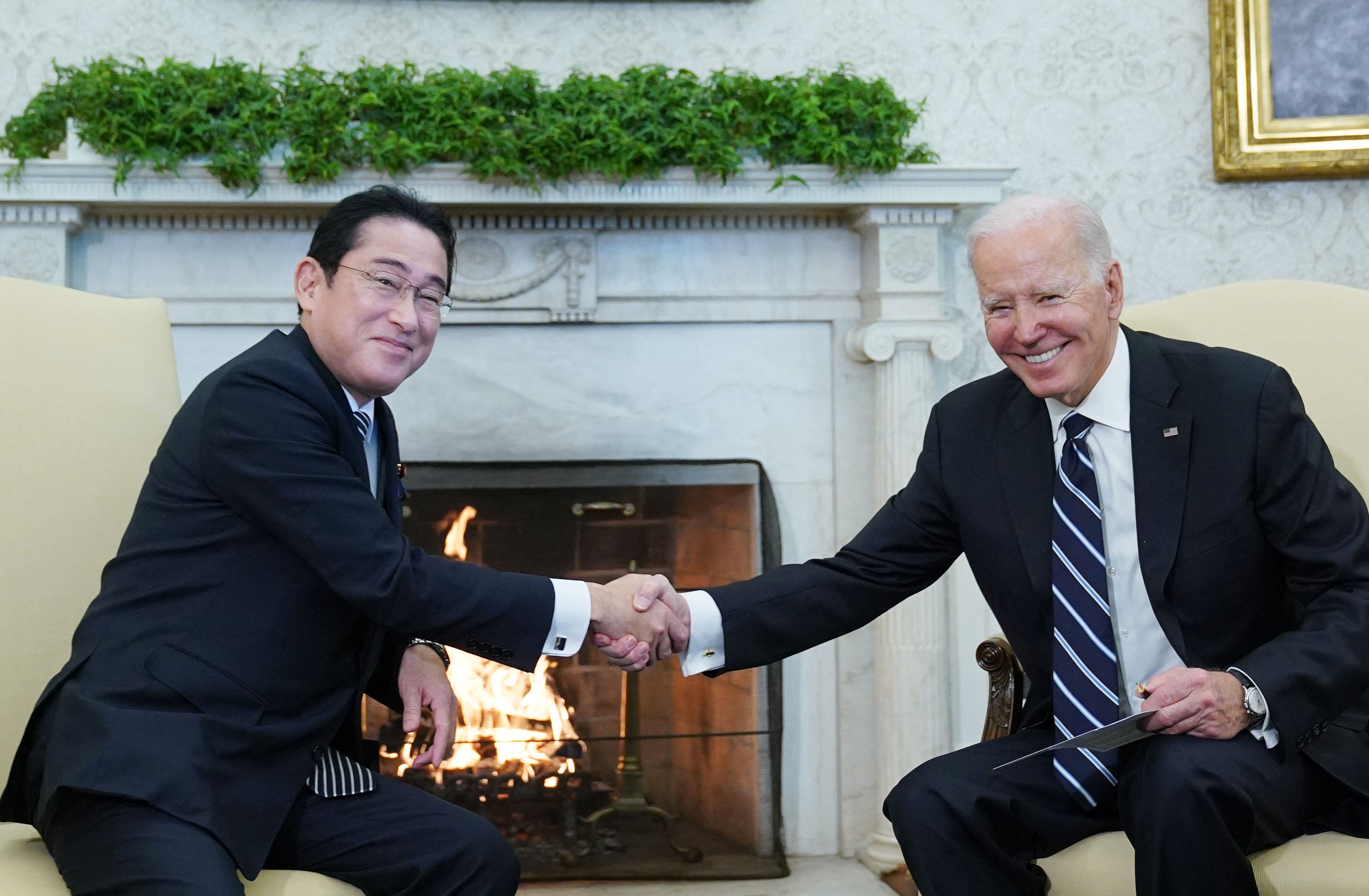 El presidente de los Estados Unidos, Joe Biden, le da la mano al primer ministro de Japón, Fumio Kishida, durante una reunión en la Oficina Oval de la Casa Blanca en Washington, DC.