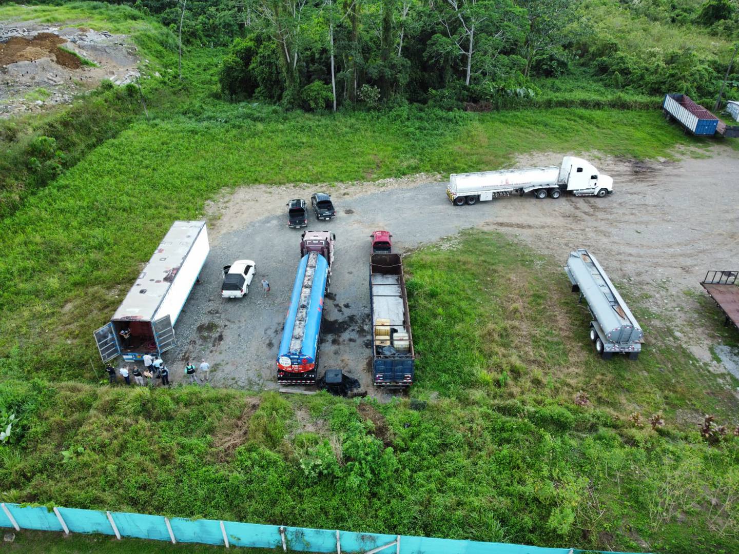 Las autoridades policiales allanaron la propiedad en Pococí, Guápiles, Limón, desde horas de la tarde de este martes.