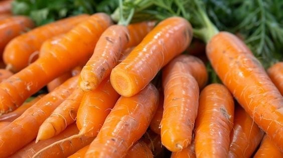 Consumir zanahorias como 'snack' ayuda a reducir el colesterol y mejora la digestión.