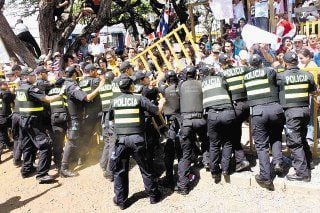 Protestas vecinales durante los desfiles del 11 de abril del 2013 contra  la concesión de la carretera hacia San Ramón. Foto: Archivo de La Nación.